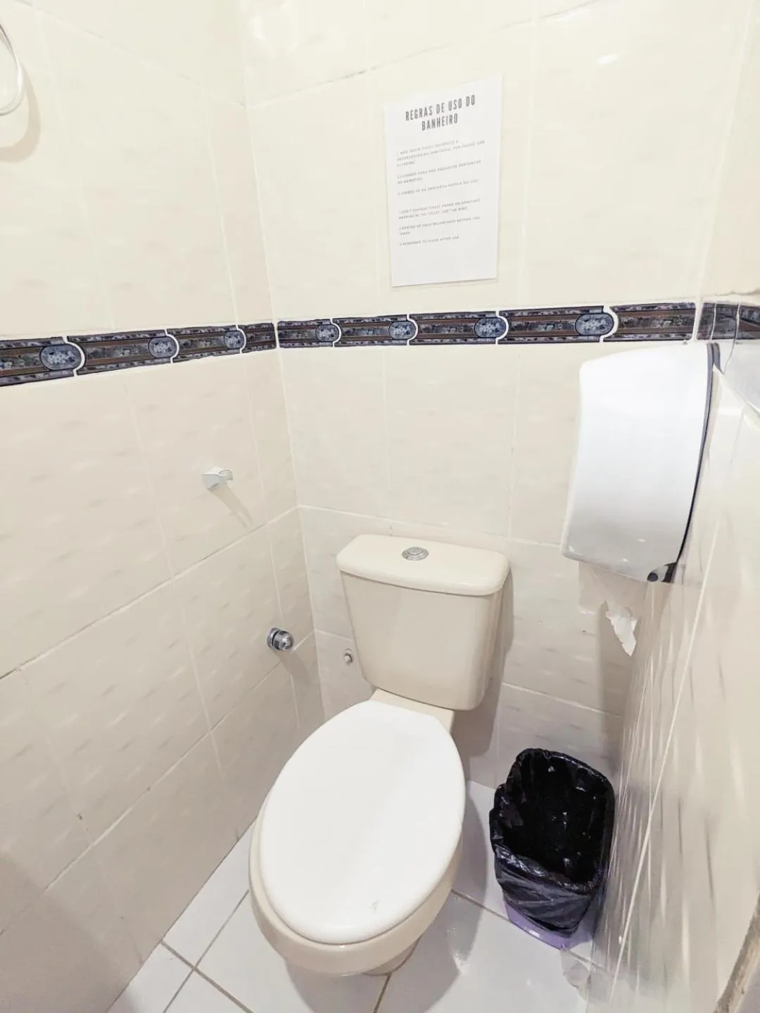 Toilet in Solar Hostel Beach Copacabana