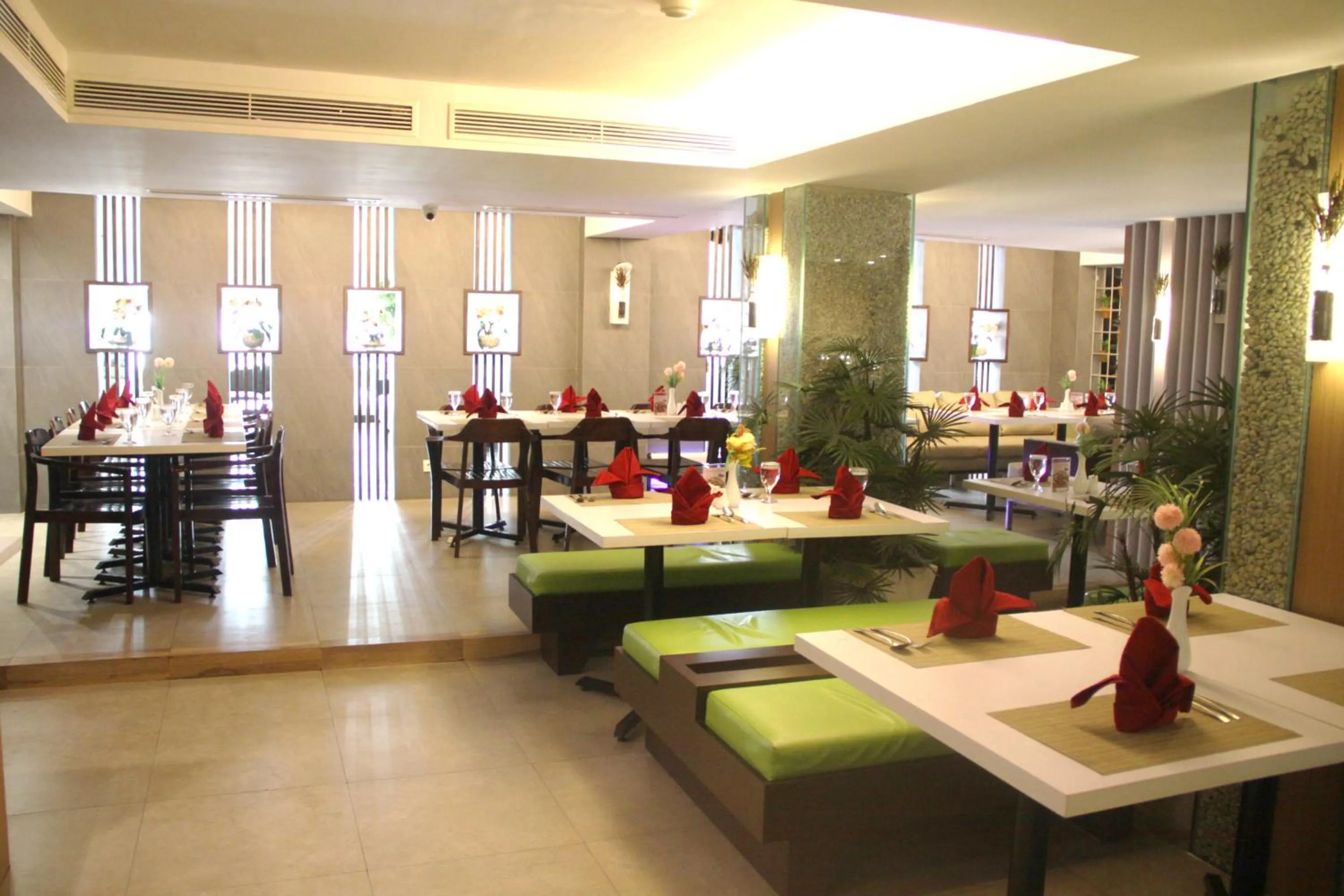 Restaurant/places to eat in Ramedo Hotel