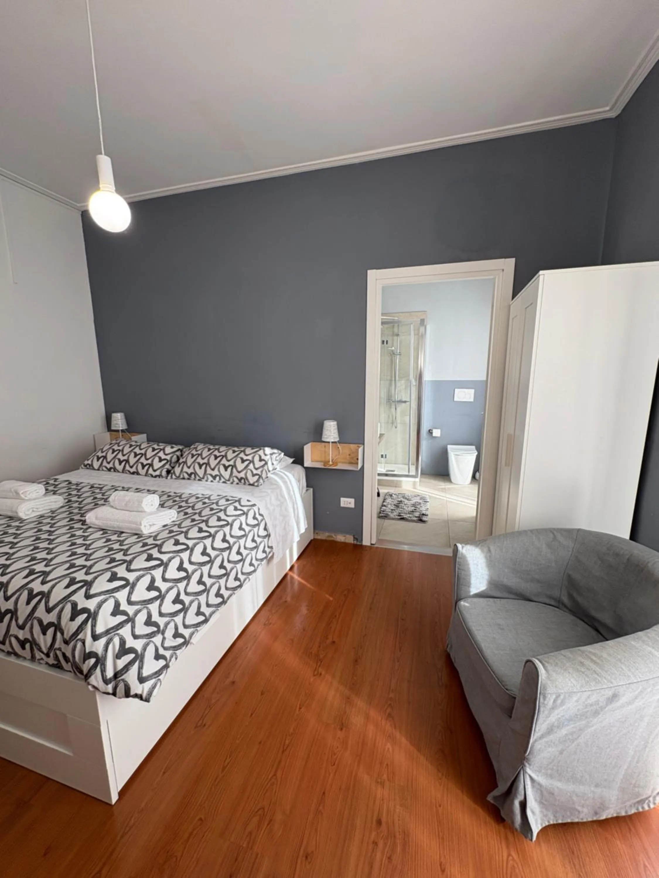 Large Double Room in Delle Rose Rooms - Le Arche Verona