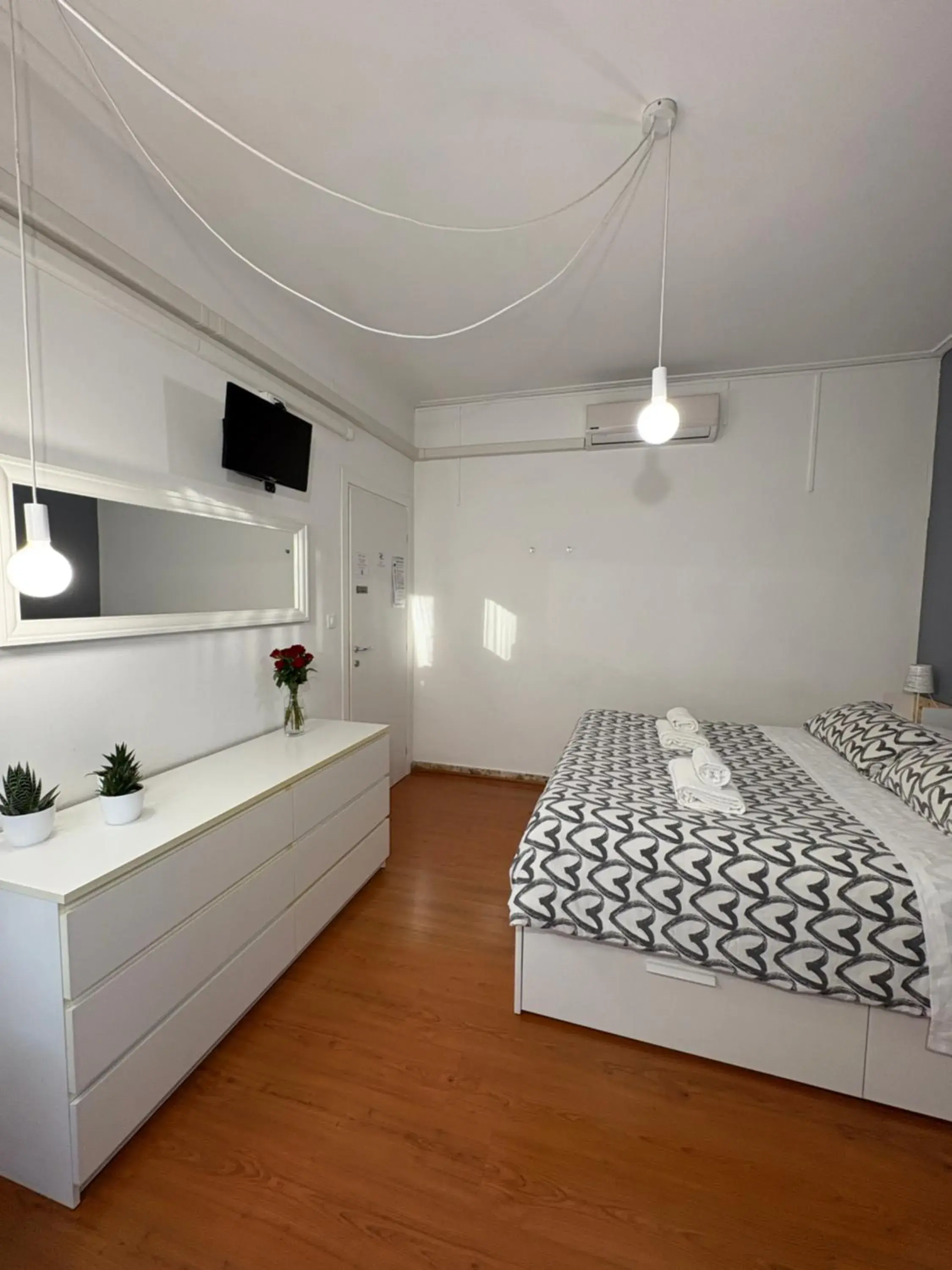Large Double Room in Delle Rose Rooms - Le Arche Verona Large Double Room in Delle Rose Rooms - Le Arche Verona