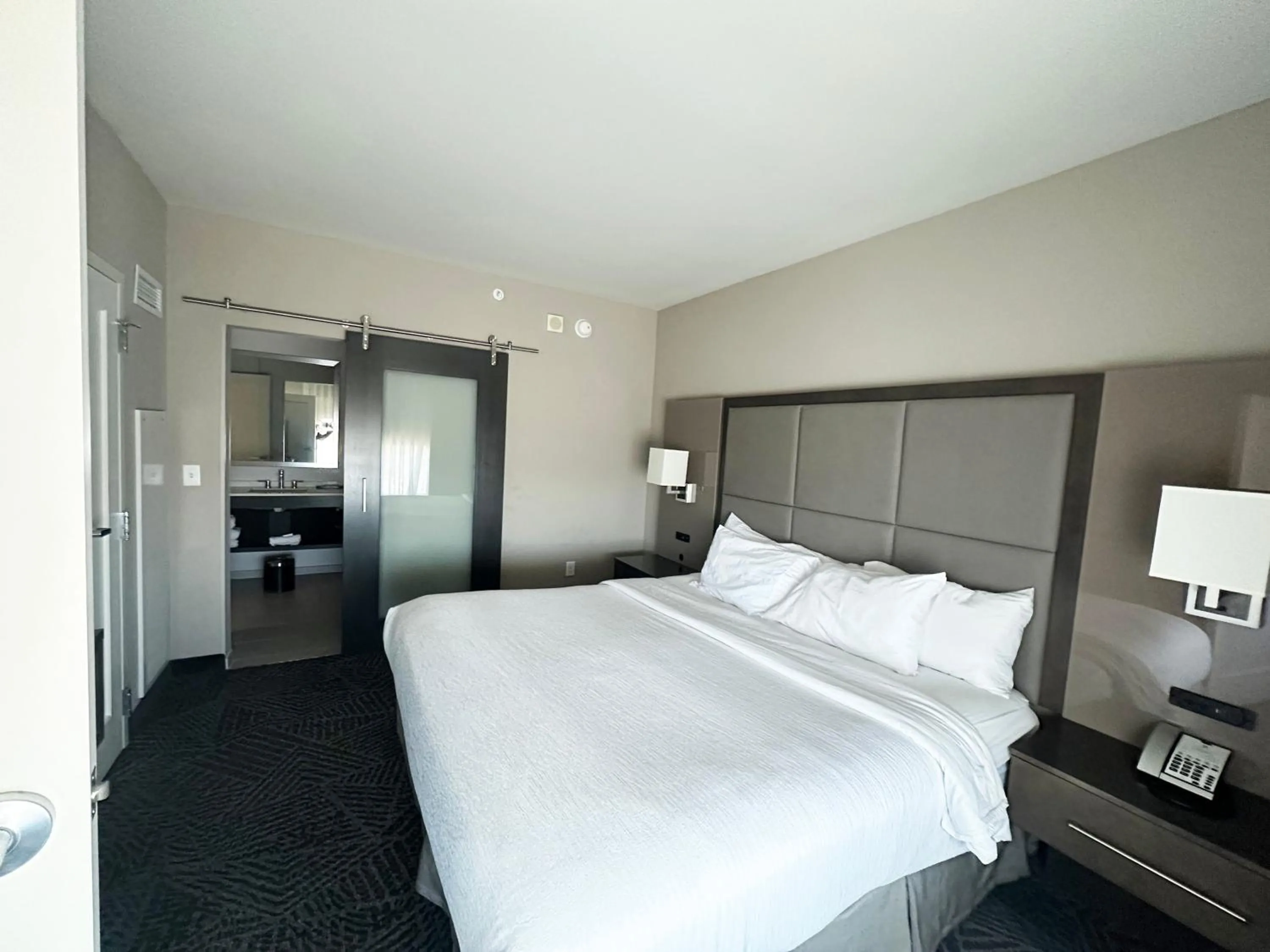 Bed in Embassy Suites by Hilton Kansas City Olathe