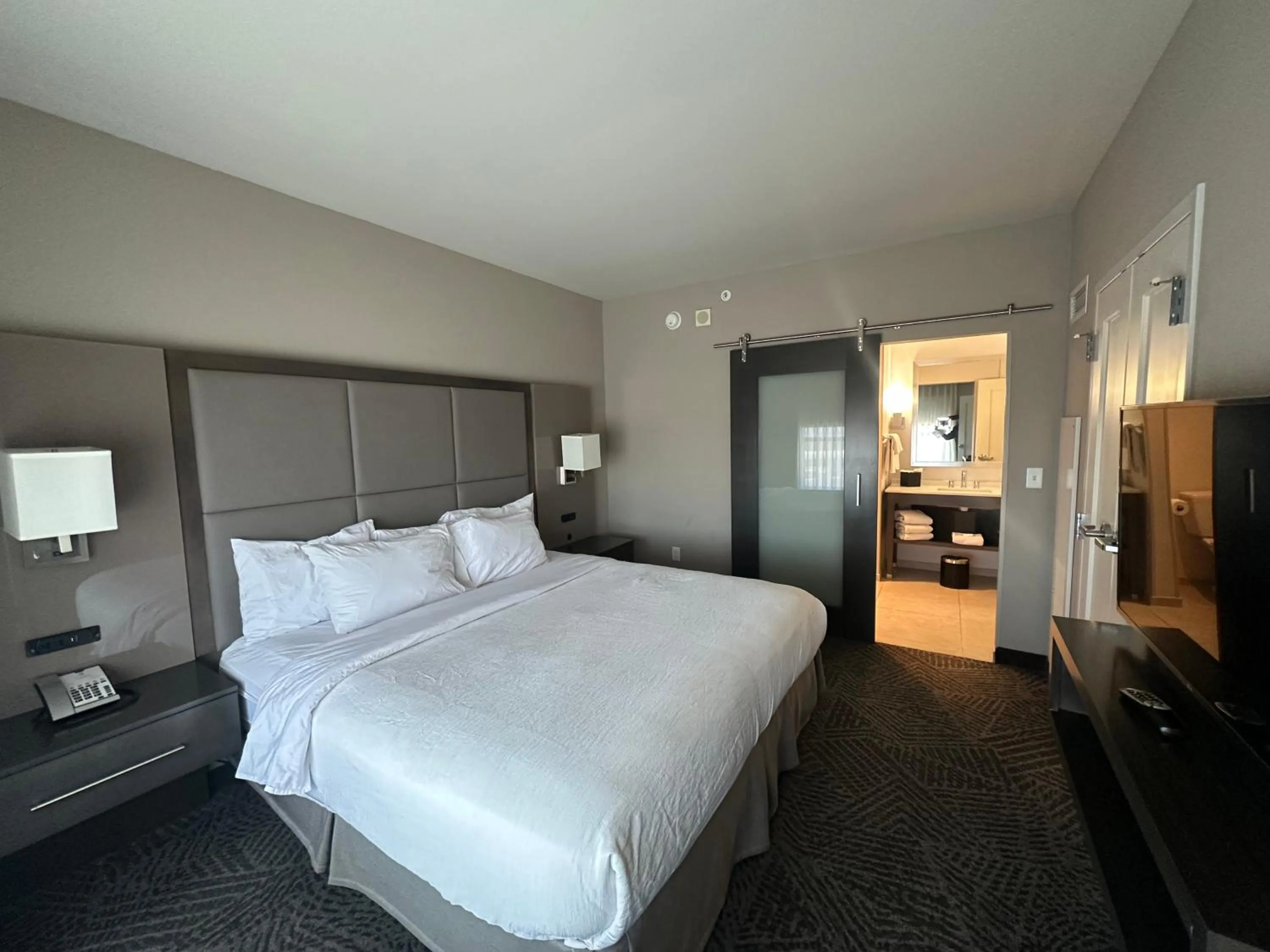 Bed in Embassy Suites by Hilton Kansas City Olathe