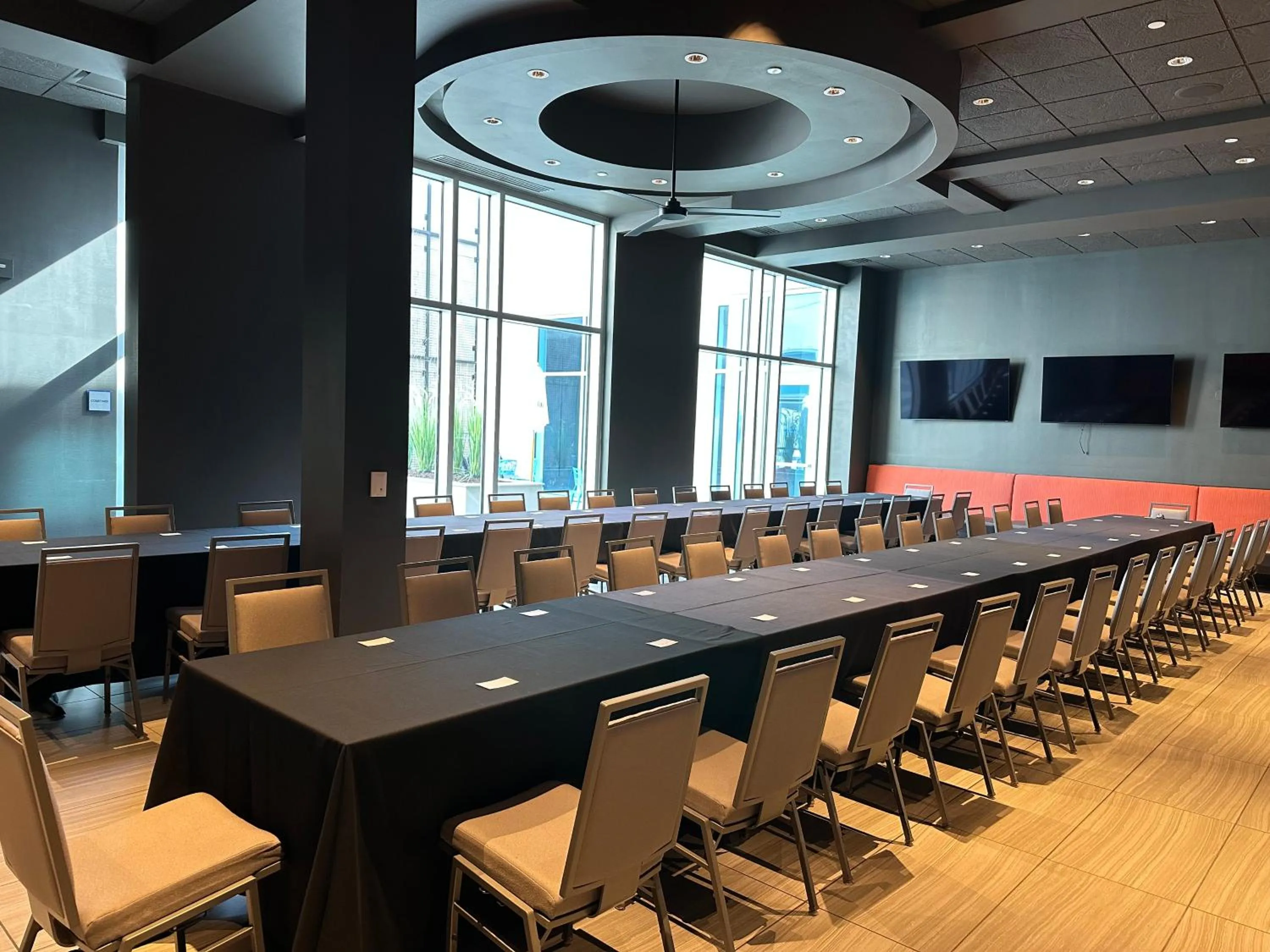 Restaurant/places to eat in Embassy Suites by Hilton Kansas City Olathe