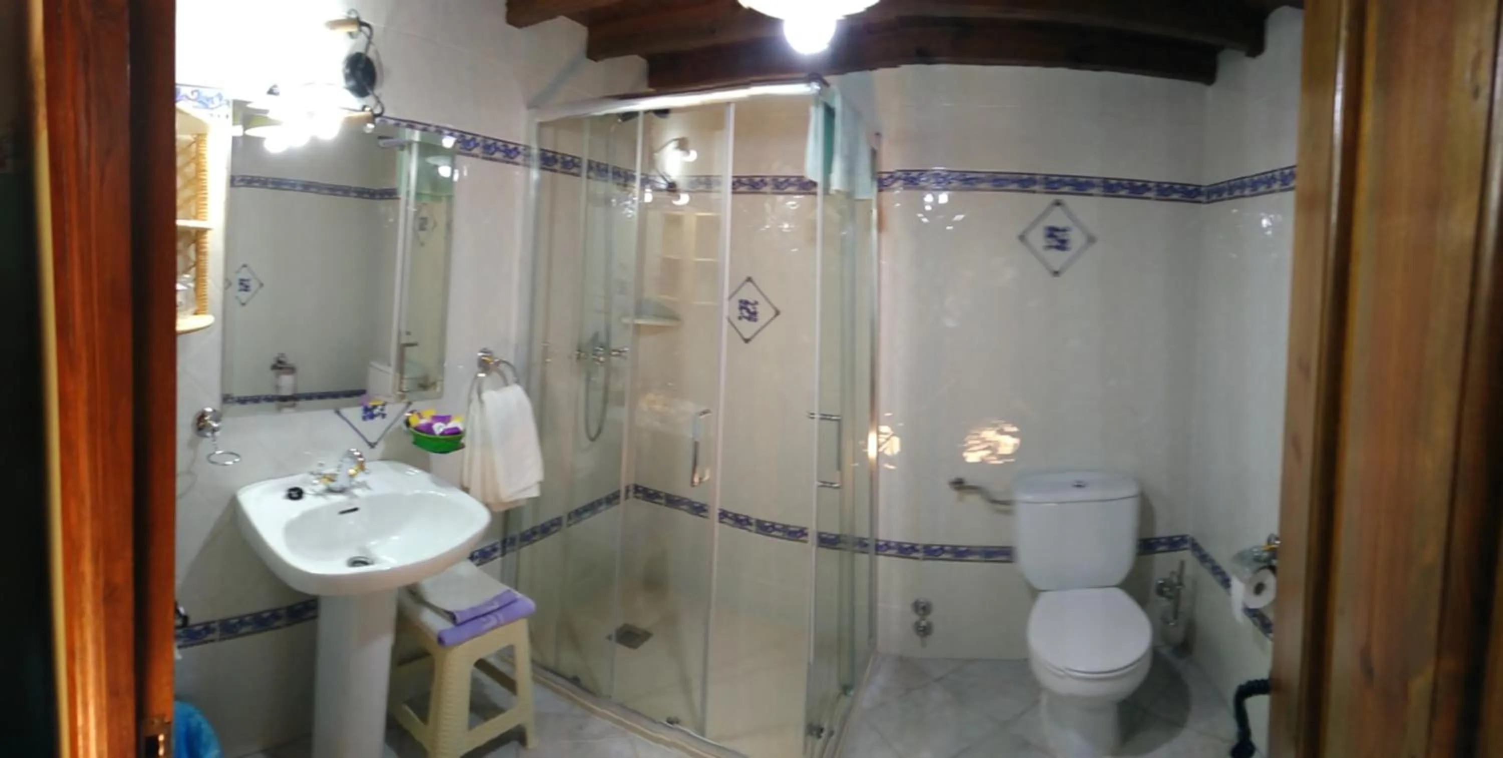 Shower in Antigua Posada, Valle del Jerte
