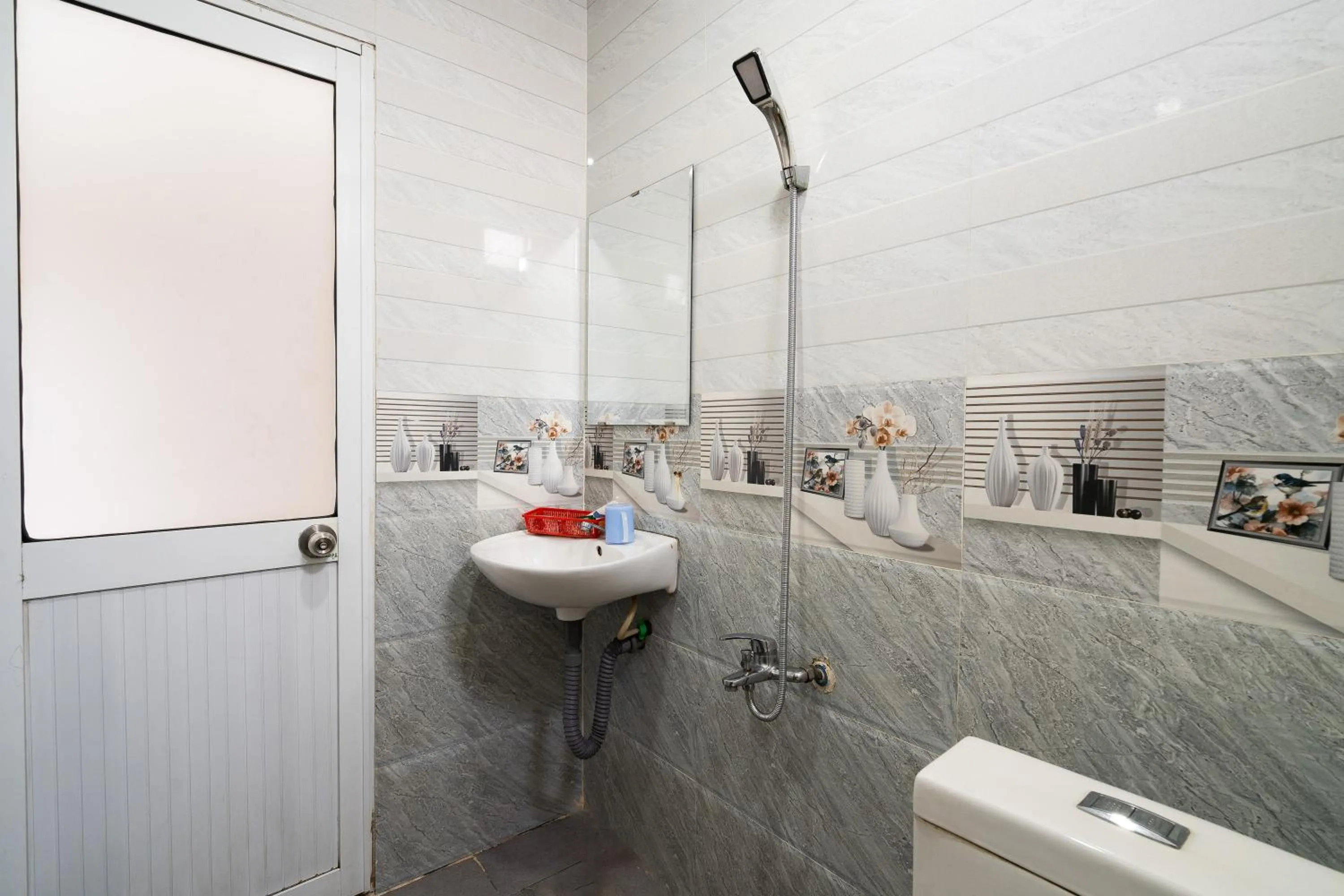 Bathroom in Collection O District 12 - Mau Tim Hotel