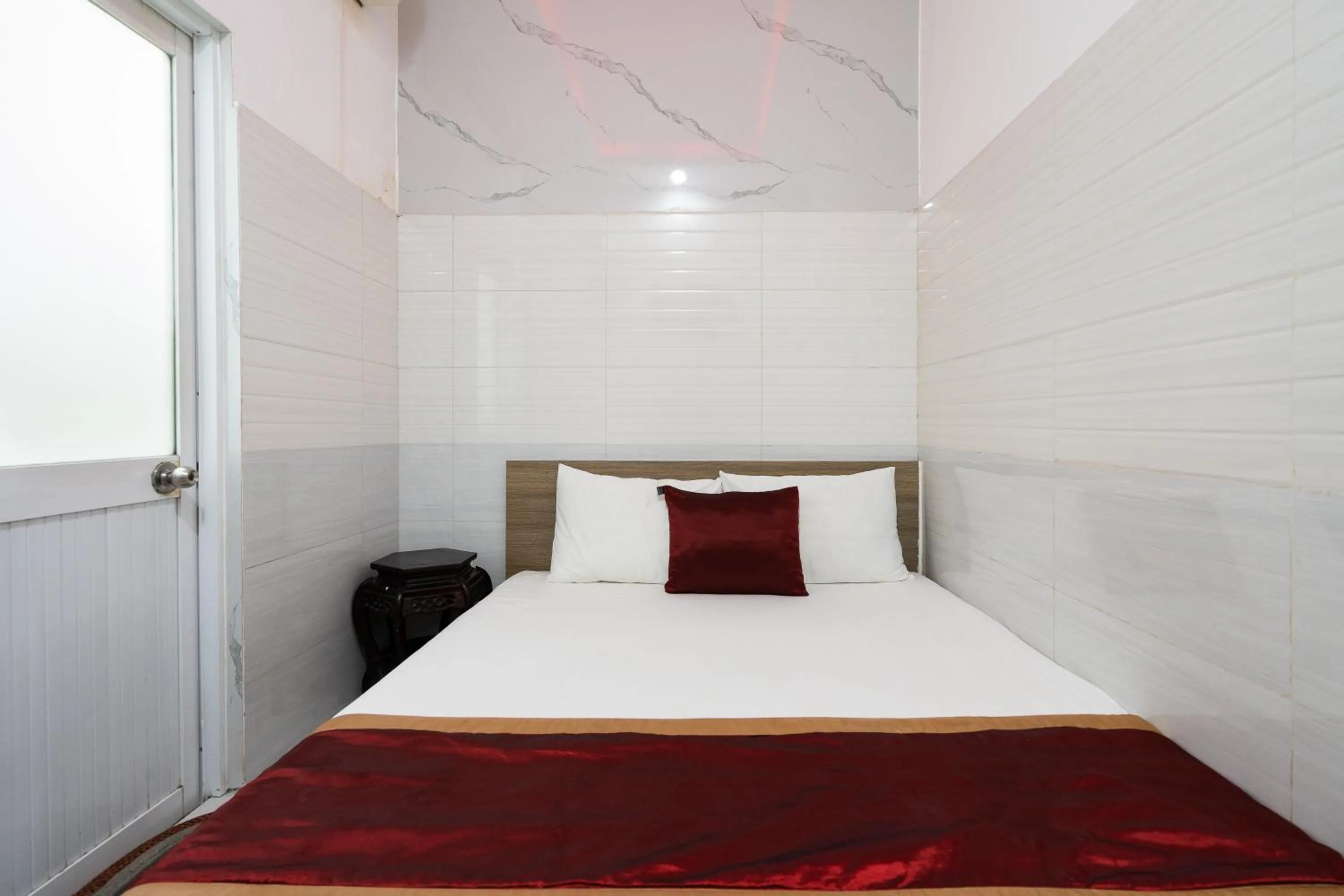 Photo of the whole room, Bed in Collection O District 12 - Mau Tim Hotel