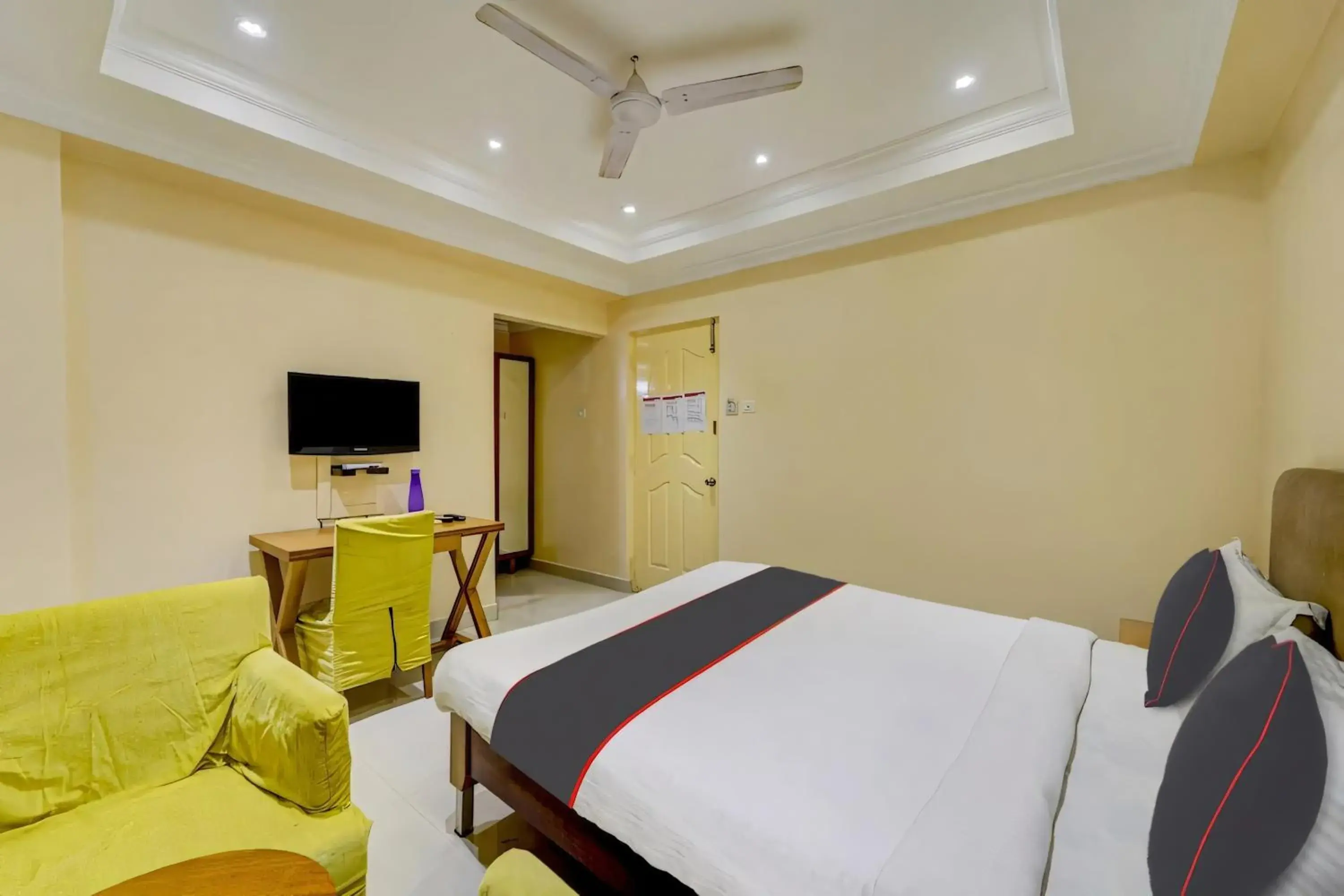 Deluxe Double or Twin Room - single occupancy in RG SUITES Ashok Nagar Near VADAPALANI Deluxe Double or Twin Room - single occupancy in RG SUITES Ashok Nagar Near VADAPALANI