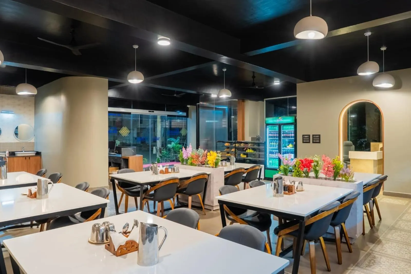 Restaurant/places to eat in Hotel Diyanvi