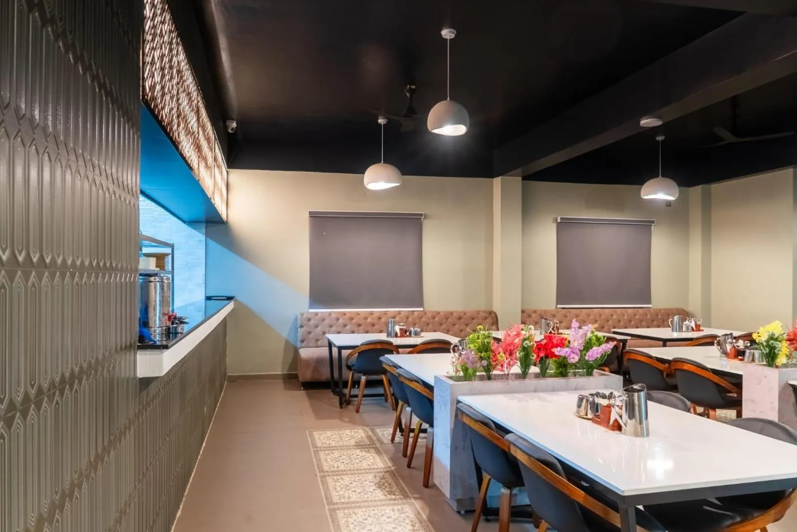 Restaurant/places to eat in Hotel Diyanvi