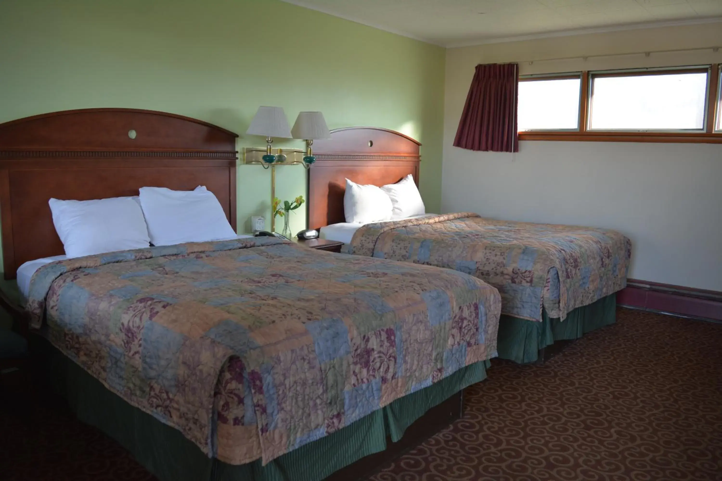 Deluxe Queen Room with Two Queen Beds in WYE Motor Lodge Duncansville - Altoona Deluxe Queen Room with Two Queen Beds in WYE Motor Lodge Duncansville - Altoona