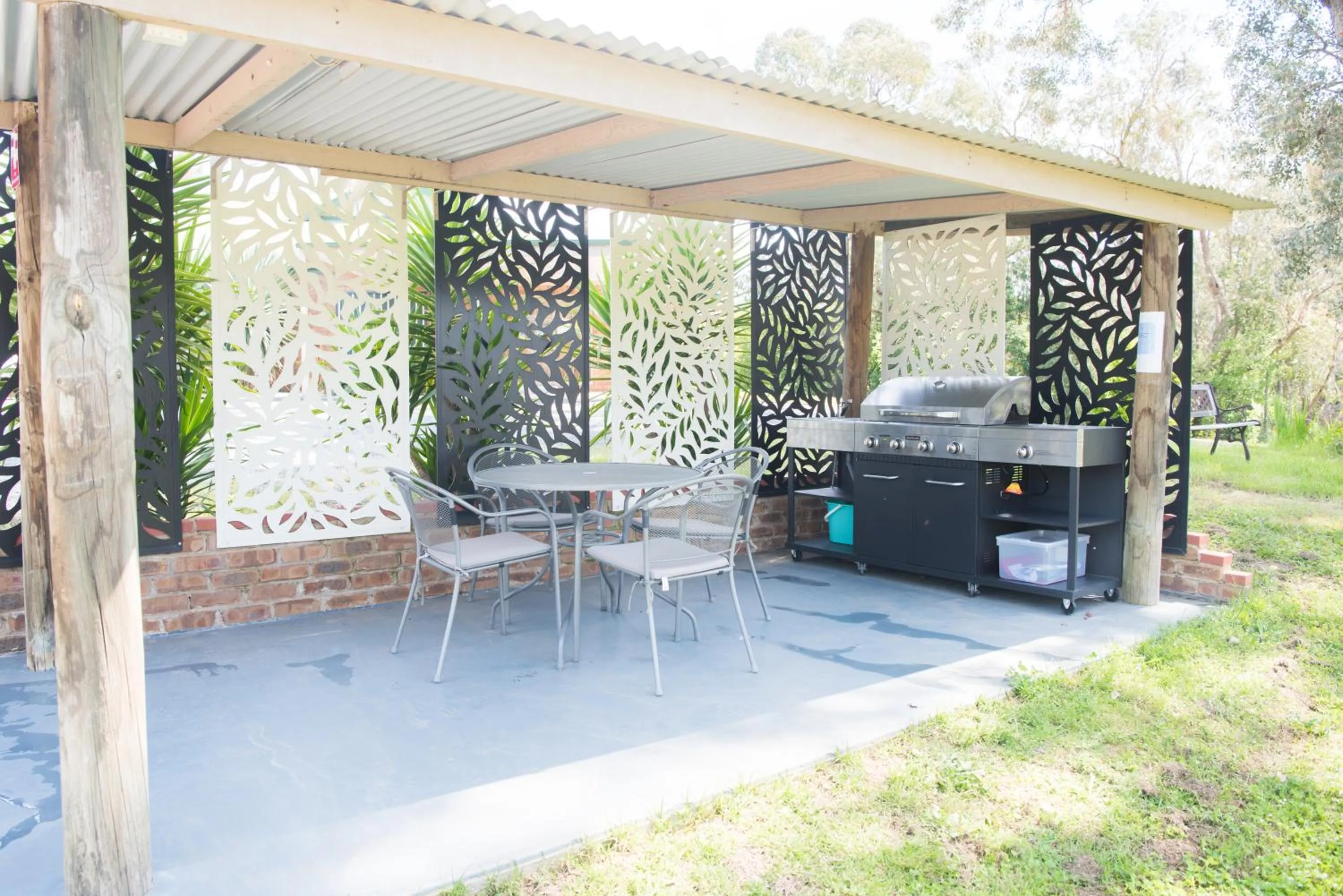BBQ facilities in Motel Views Yackandandah
