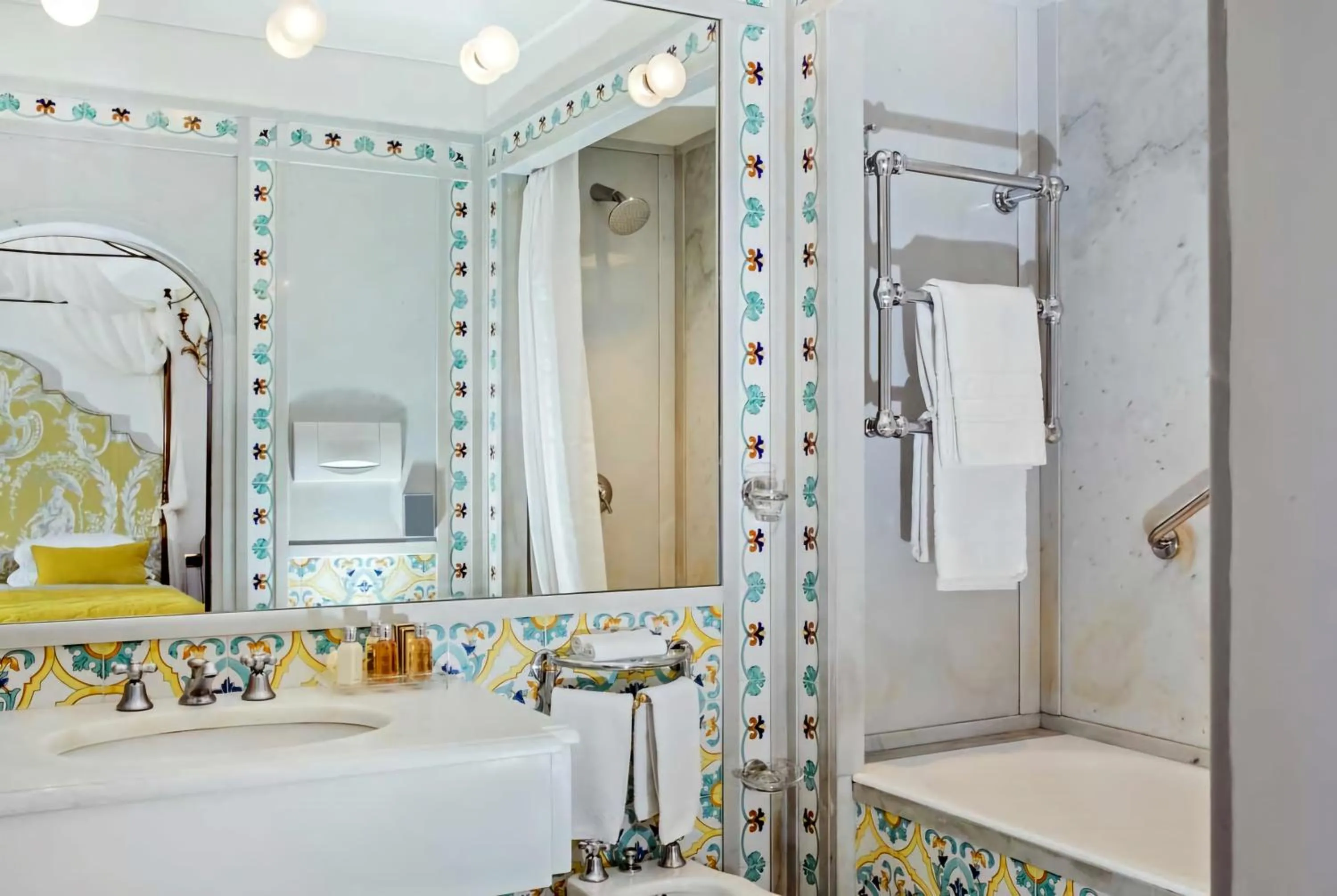 Bathroom, Bed in Hotel Palazzo Murat