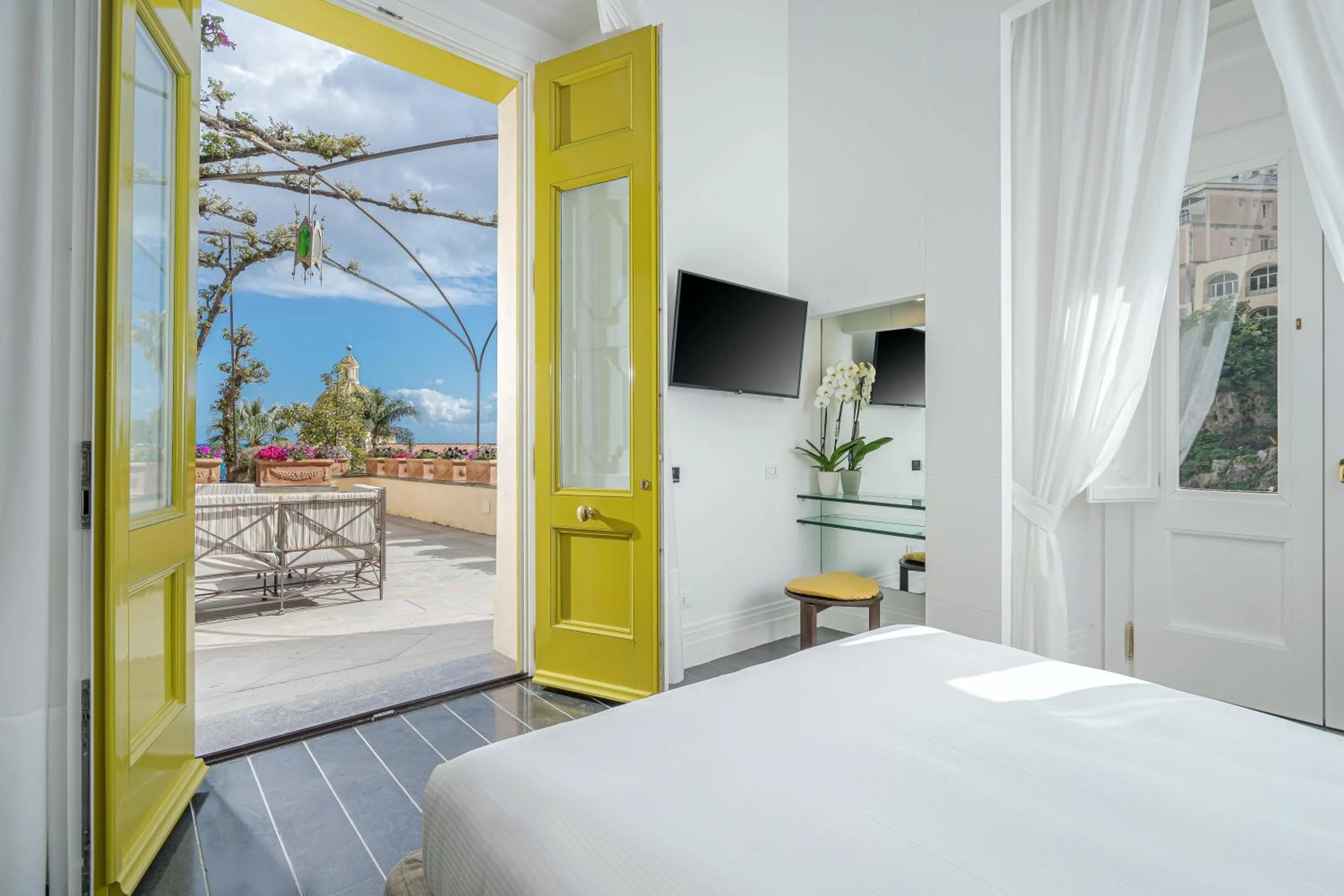 View (from property/room), Bed in Hotel Palazzo Murat