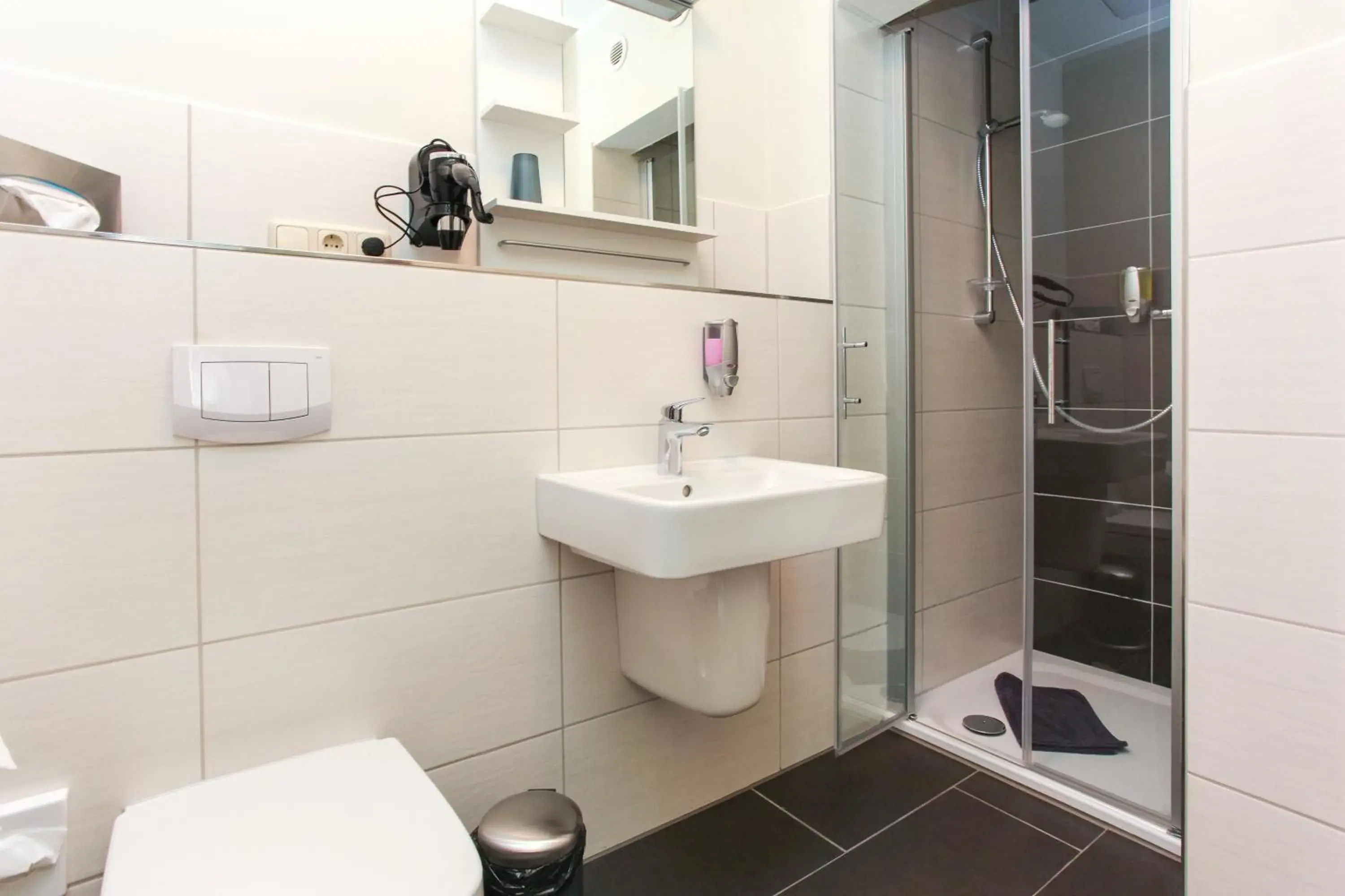 Standard Single Room with Shower - single occupancy in Restaurant & Pension Eshramo Standard Single Room with Shower - single occupancy in Restaurant & Pension Eshramo