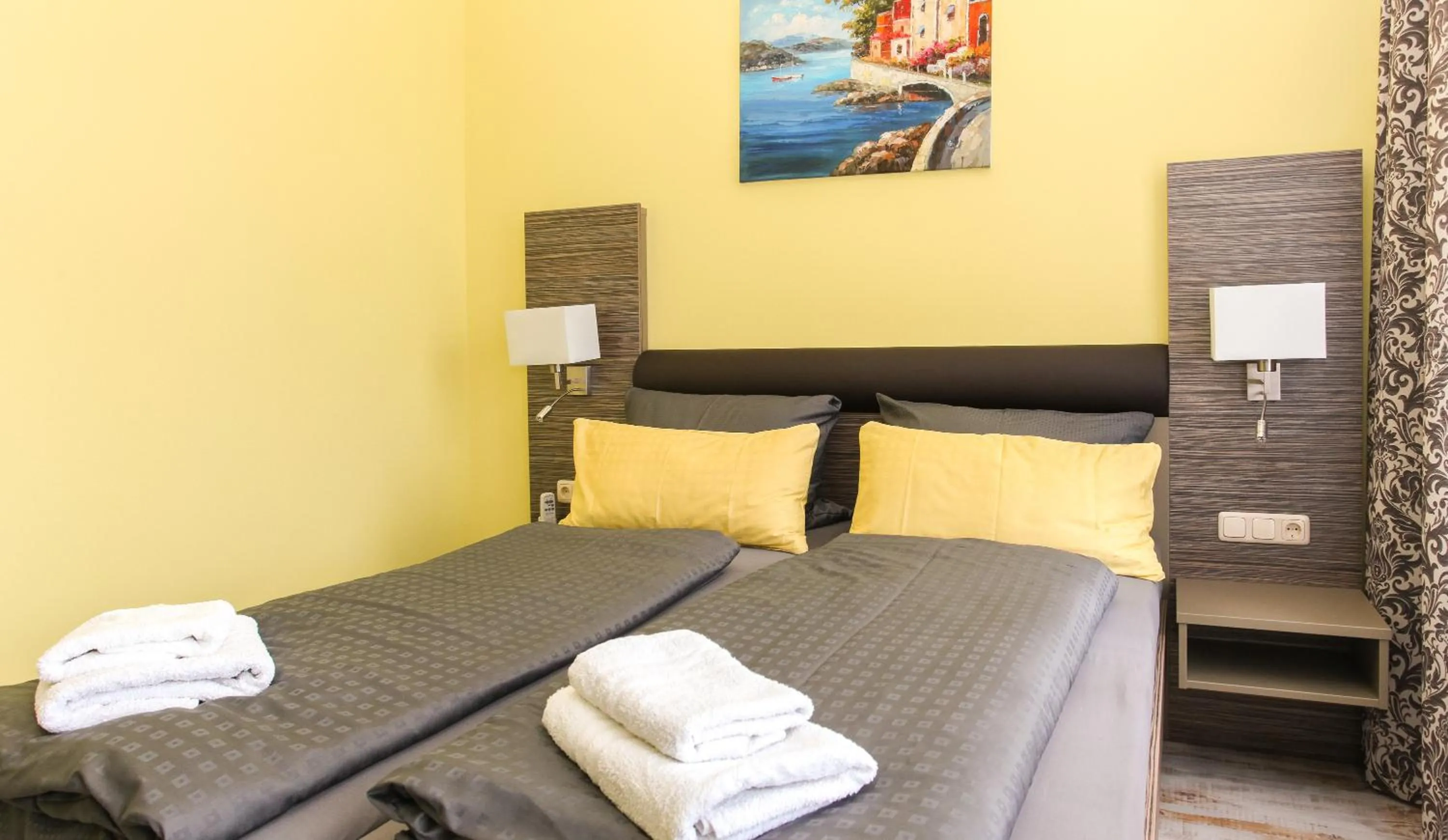 Double Room with Private Bathroom - single occupancy in Restaurant & Pension Eshramo