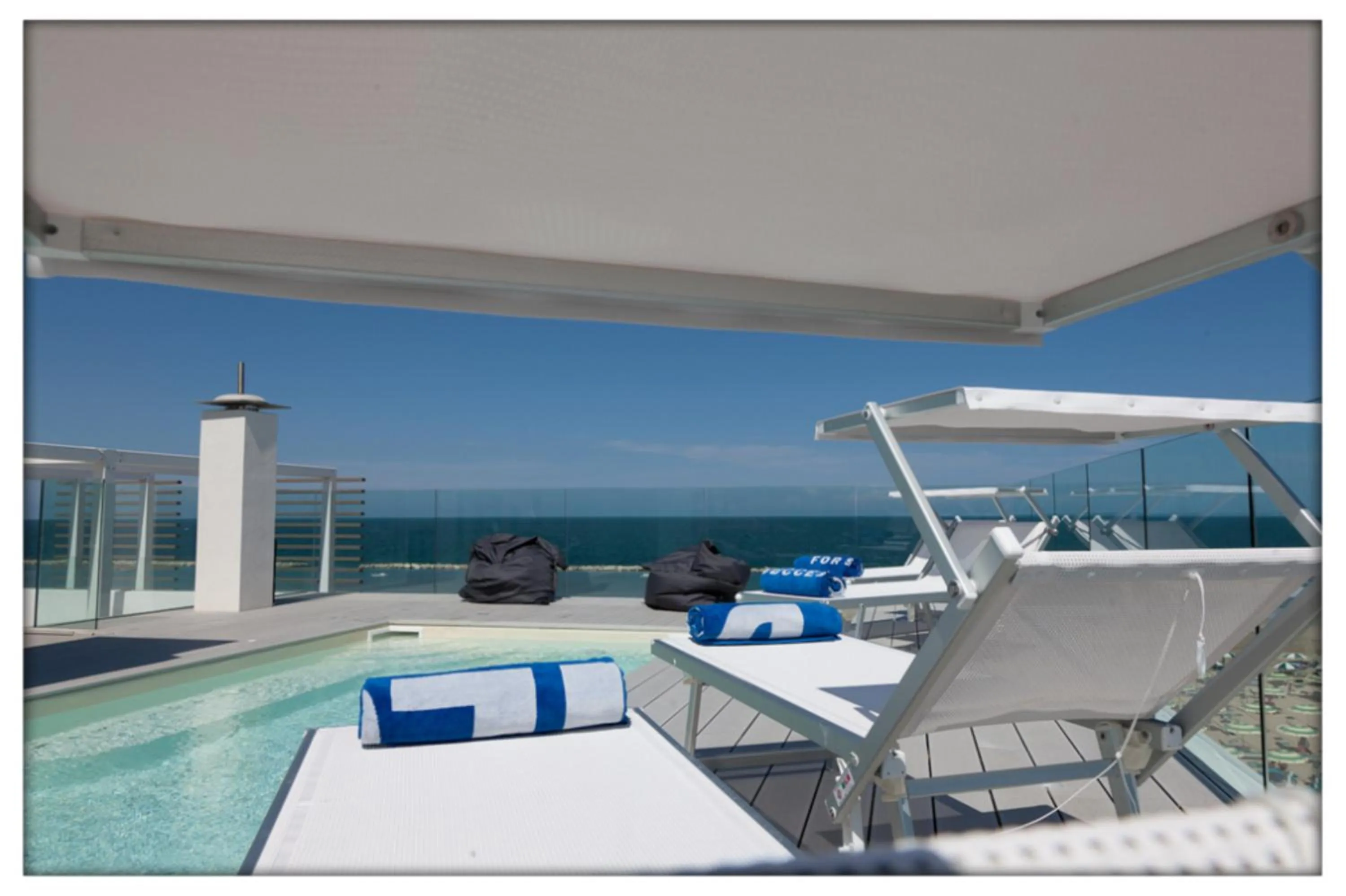 Communal lounge/ TV room in Hotel Madalù