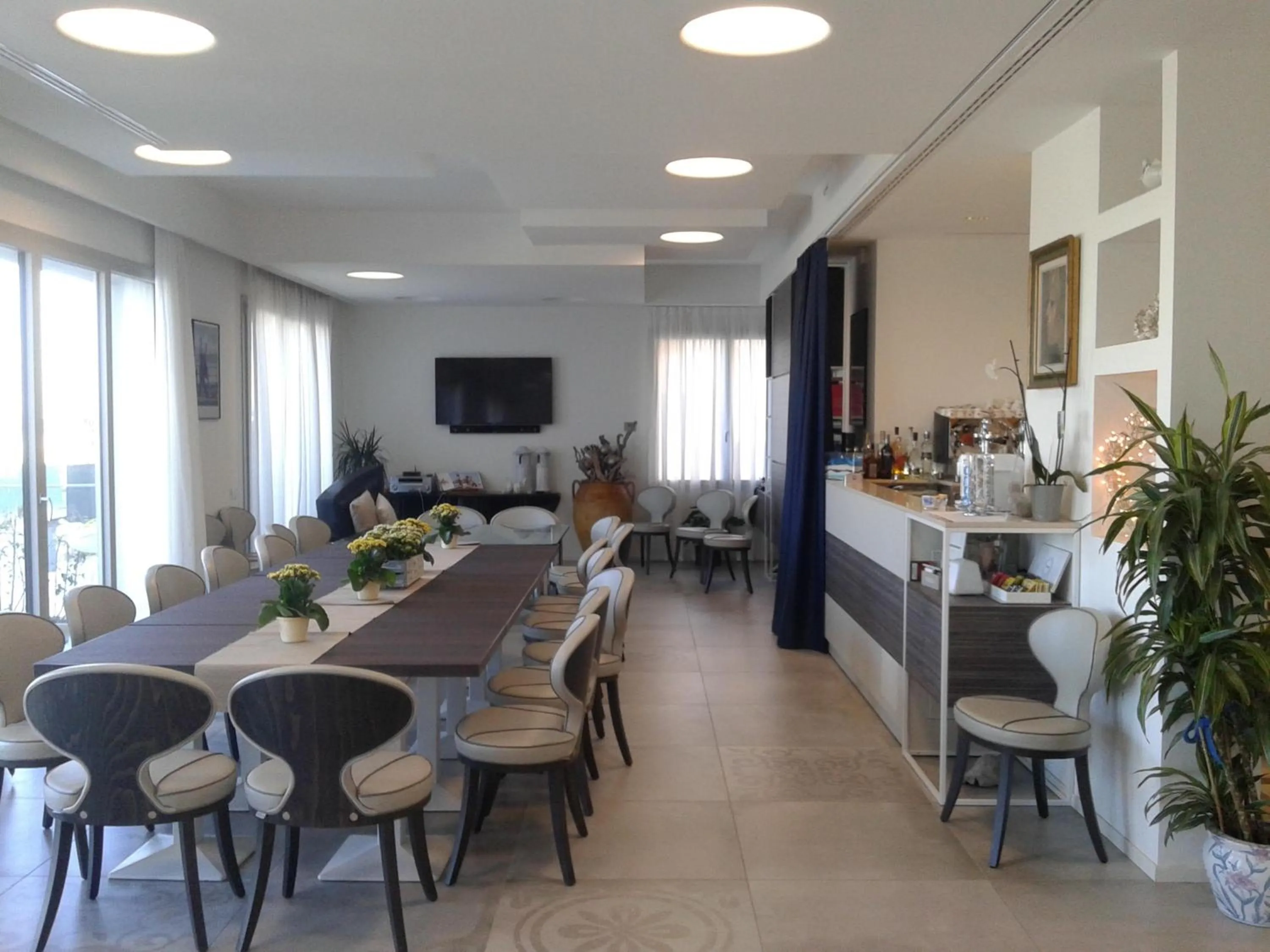 Communal lounge/ TV room in Hotel Madalù