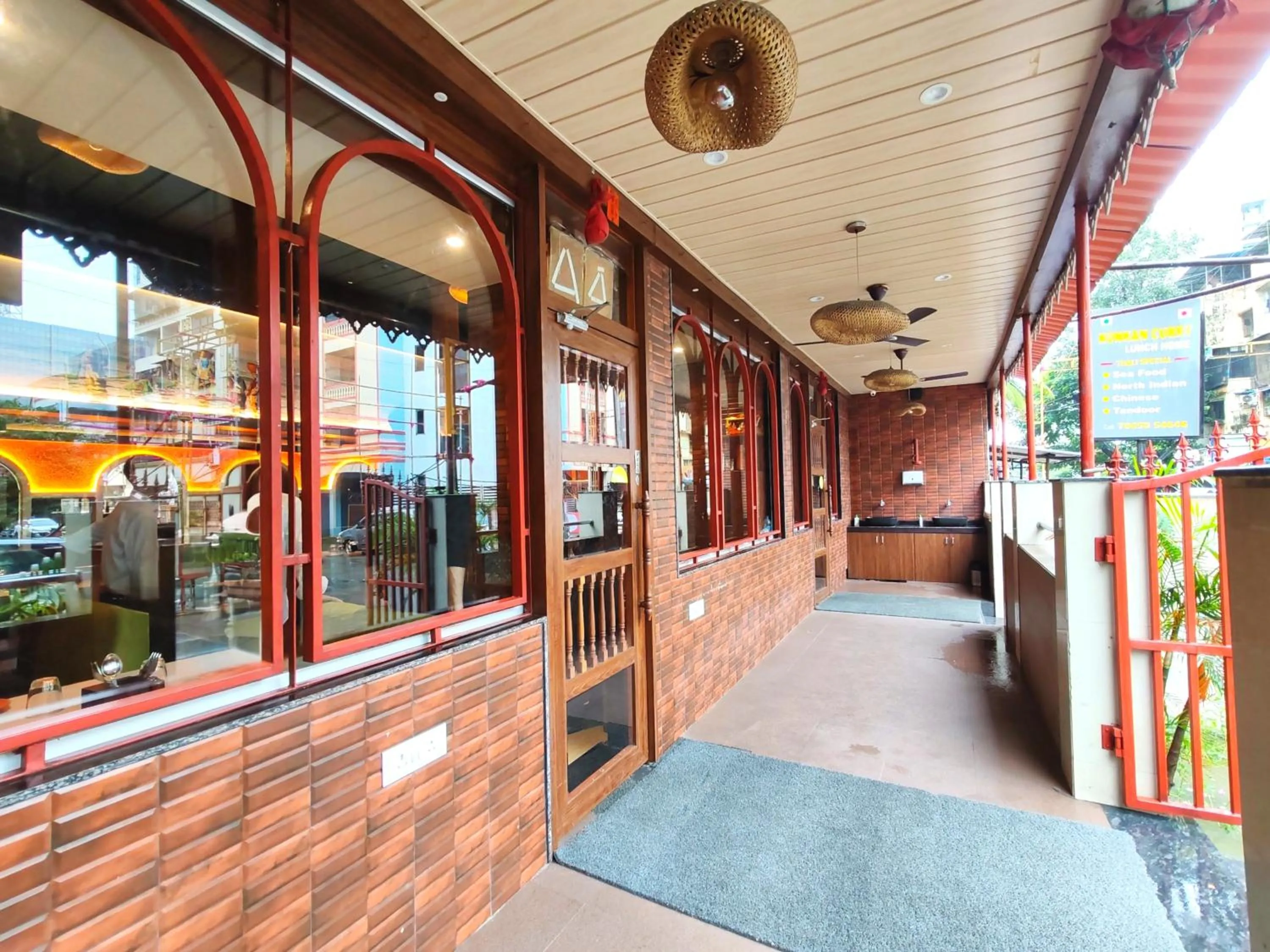 Restaurant/places to eat in Hotel Aishwarya Residency