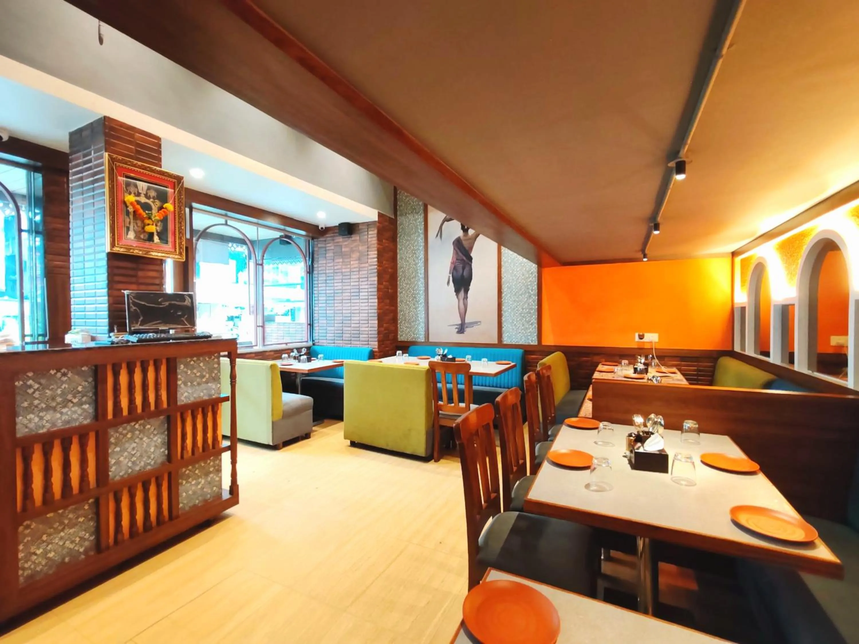 Restaurant/places to eat in Hotel Aishwarya Residency