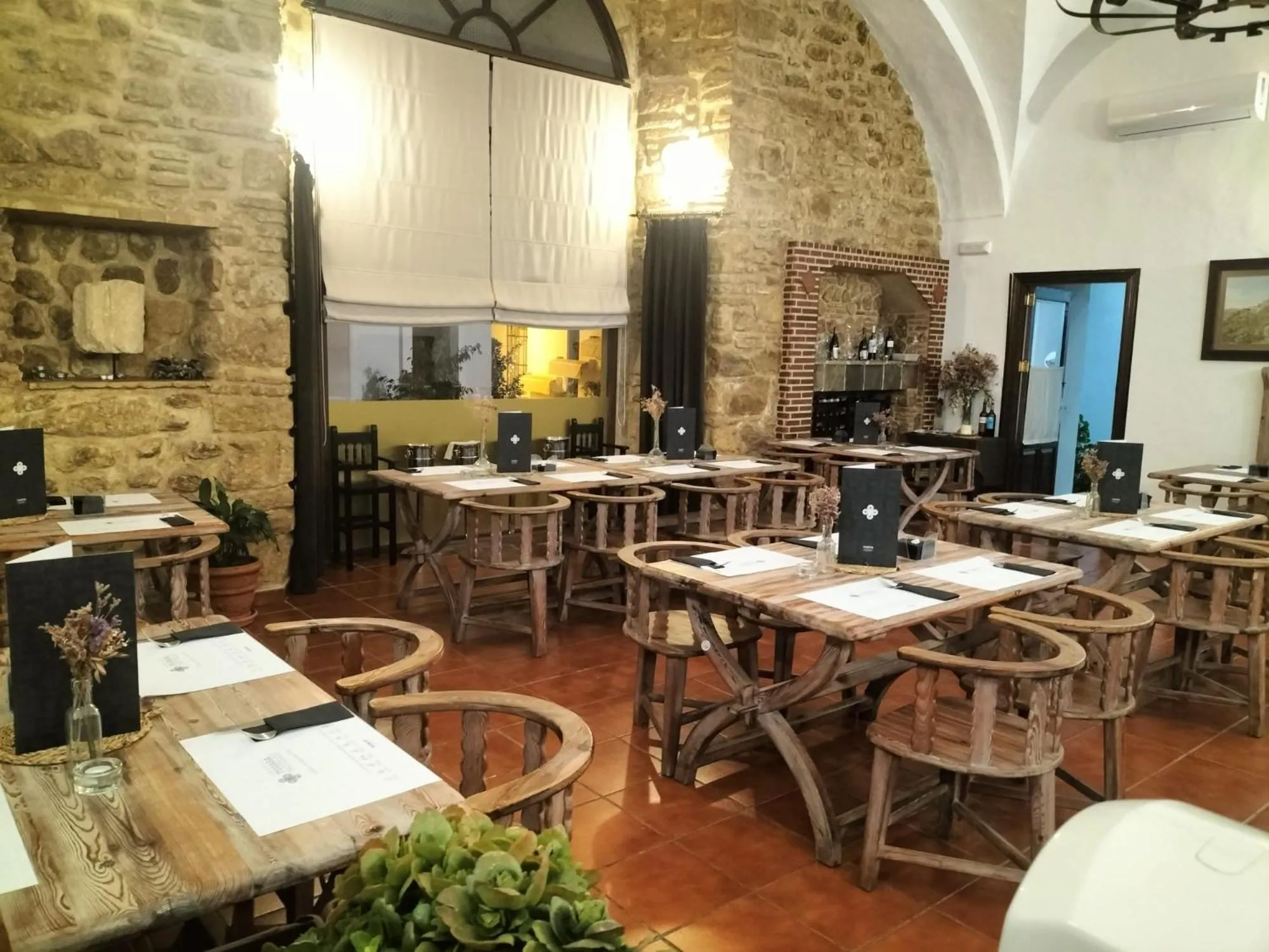Restaurant/places to eat in Hotel Tugasa Convento San Francisco