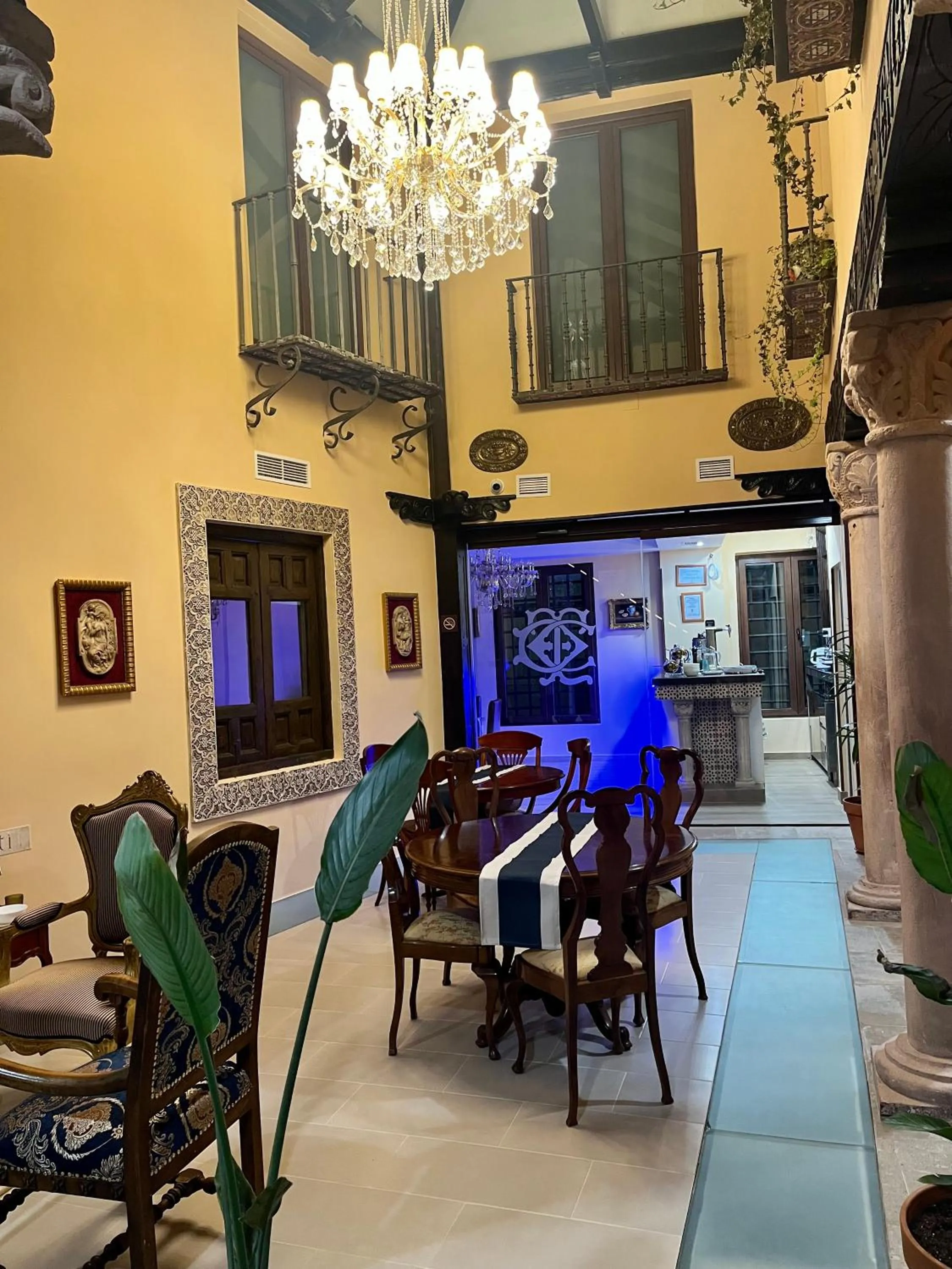 Restaurant/places to eat in Hotel Boutique Casón De Los López