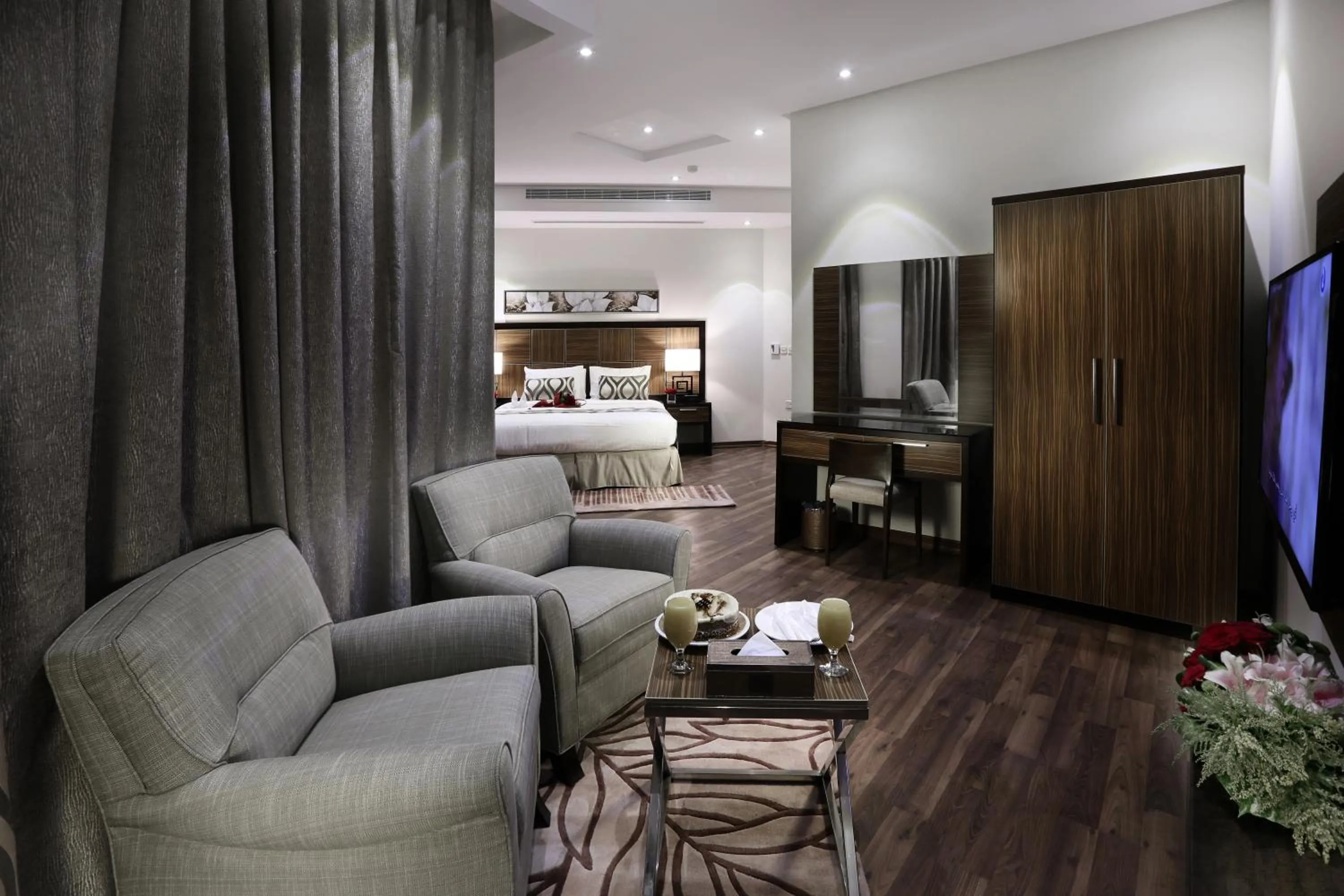 Shower, Bed in Duset Hotel Suites