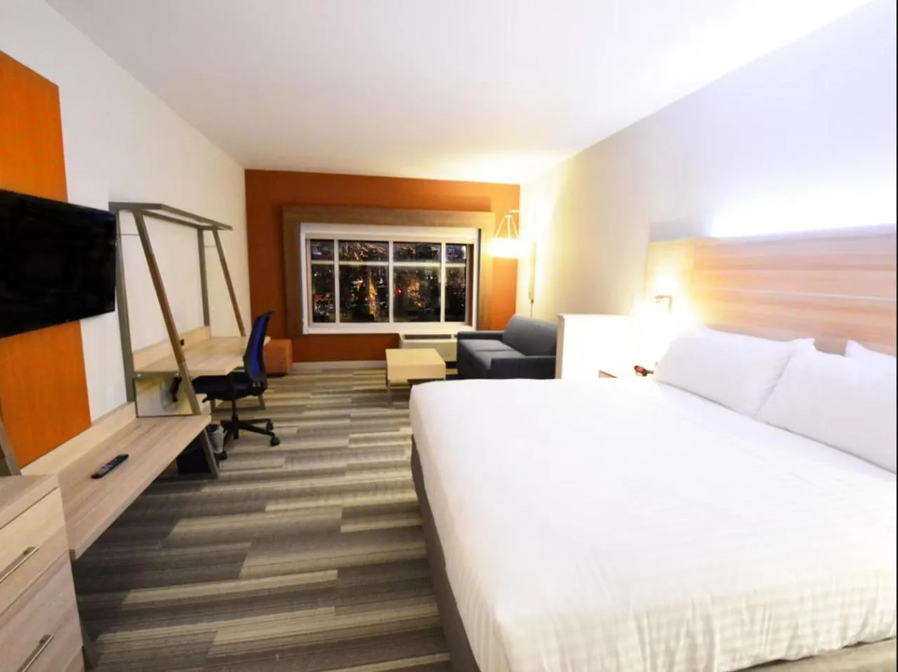 Bedroom, Bed in Holiday Inn Express & Suites Toledo South - Perrysburg by IHG