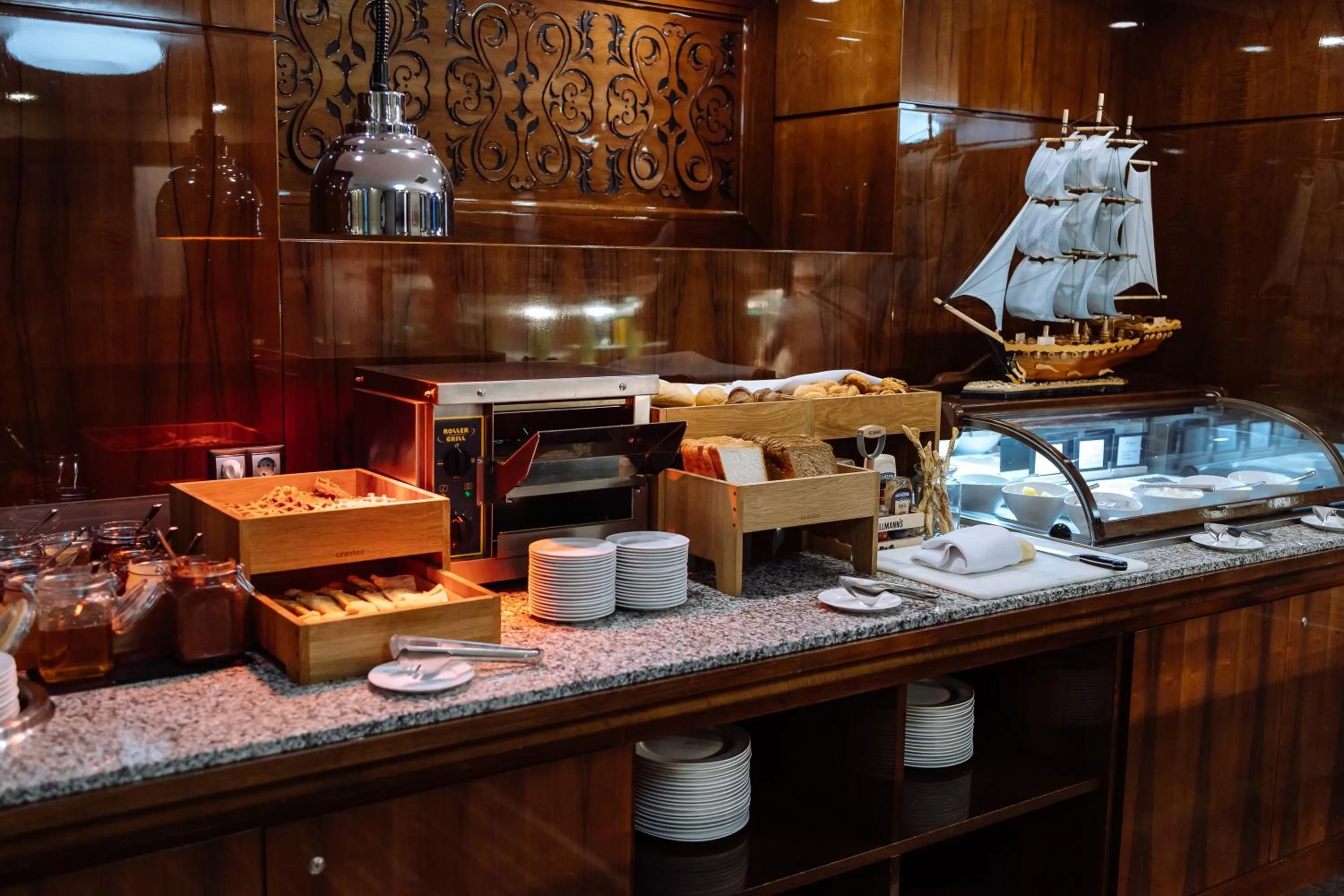 Restaurant/places to eat in Holiday Inn Aktau by IHG