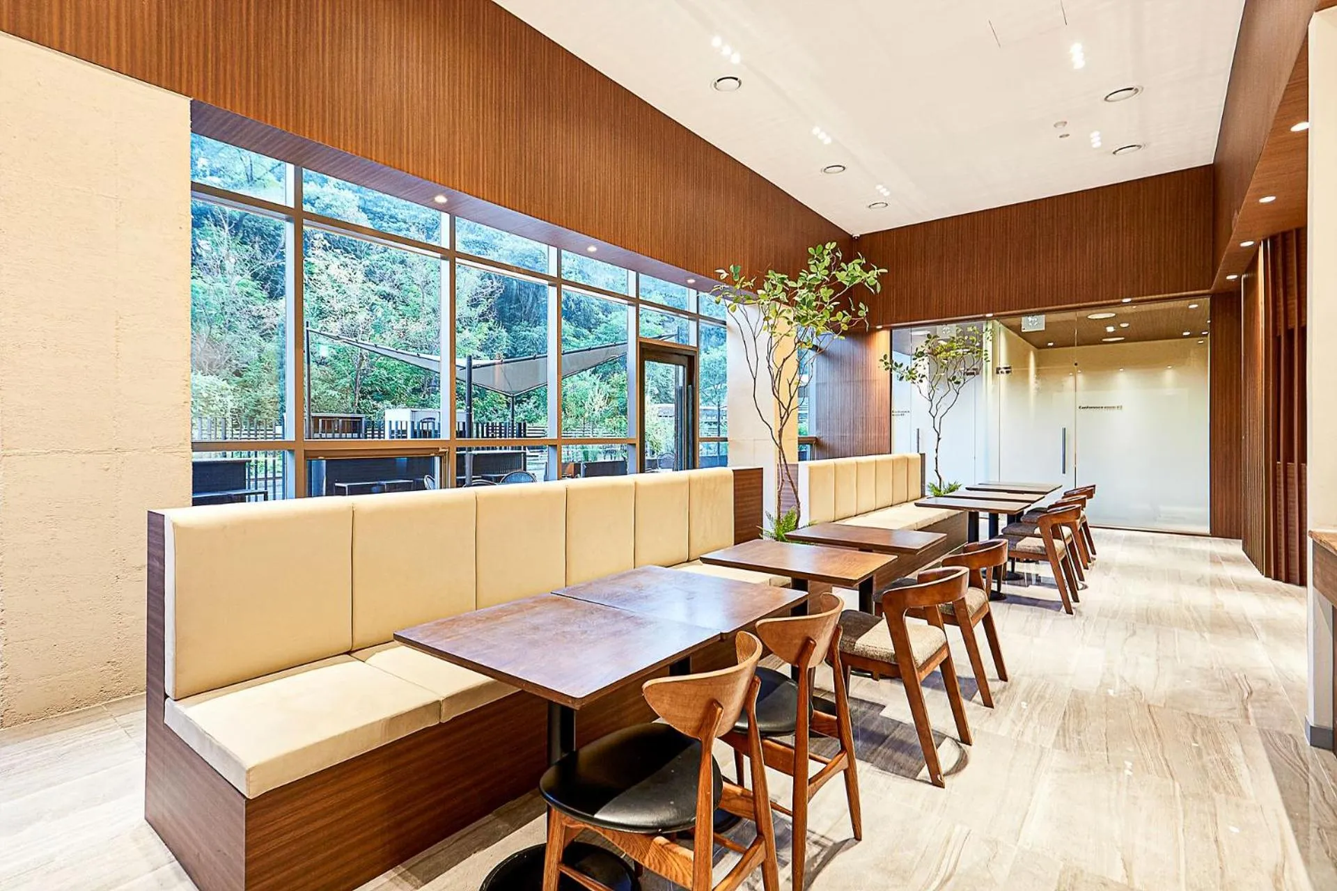 Restaurant/places to eat in Allee Hotel