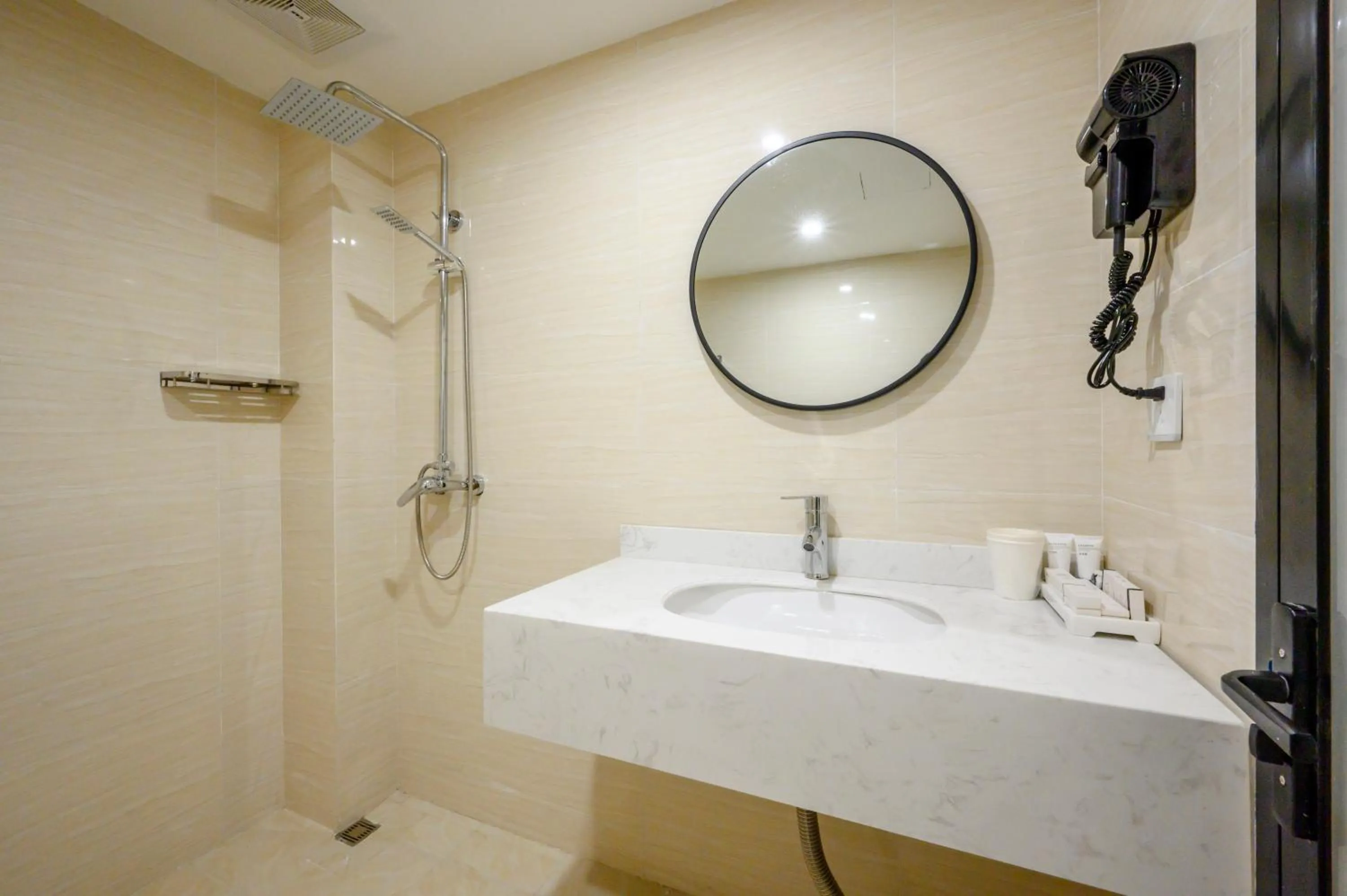 Shower in Wildebeest Youth Hostel