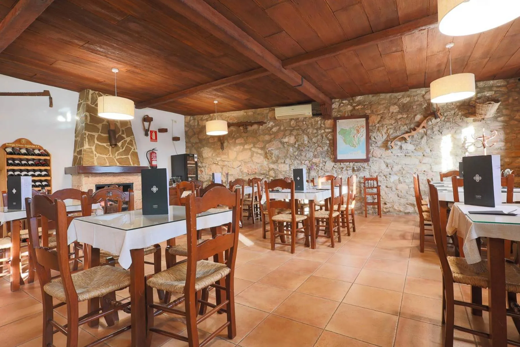 Restaurant/places to eat in Tugasa Hotel y Apartamentos rurales La Posada