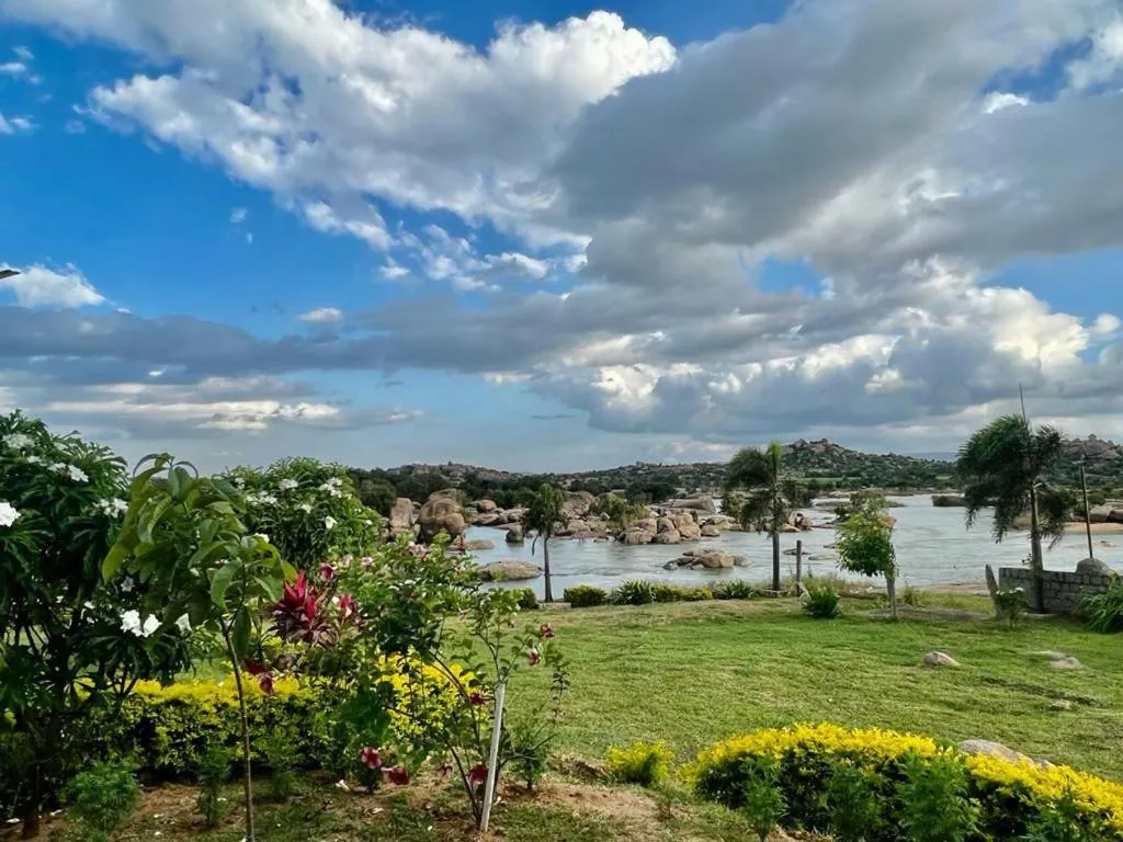 Leo Comforts river view Resort