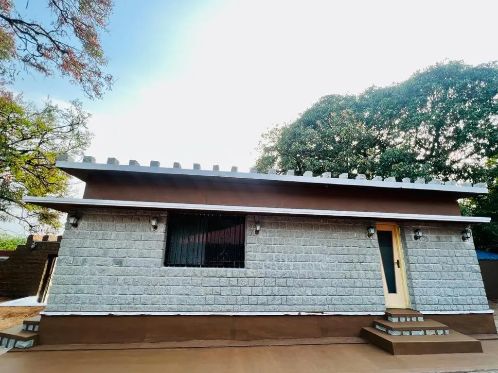 Leo Comforts river view Resort