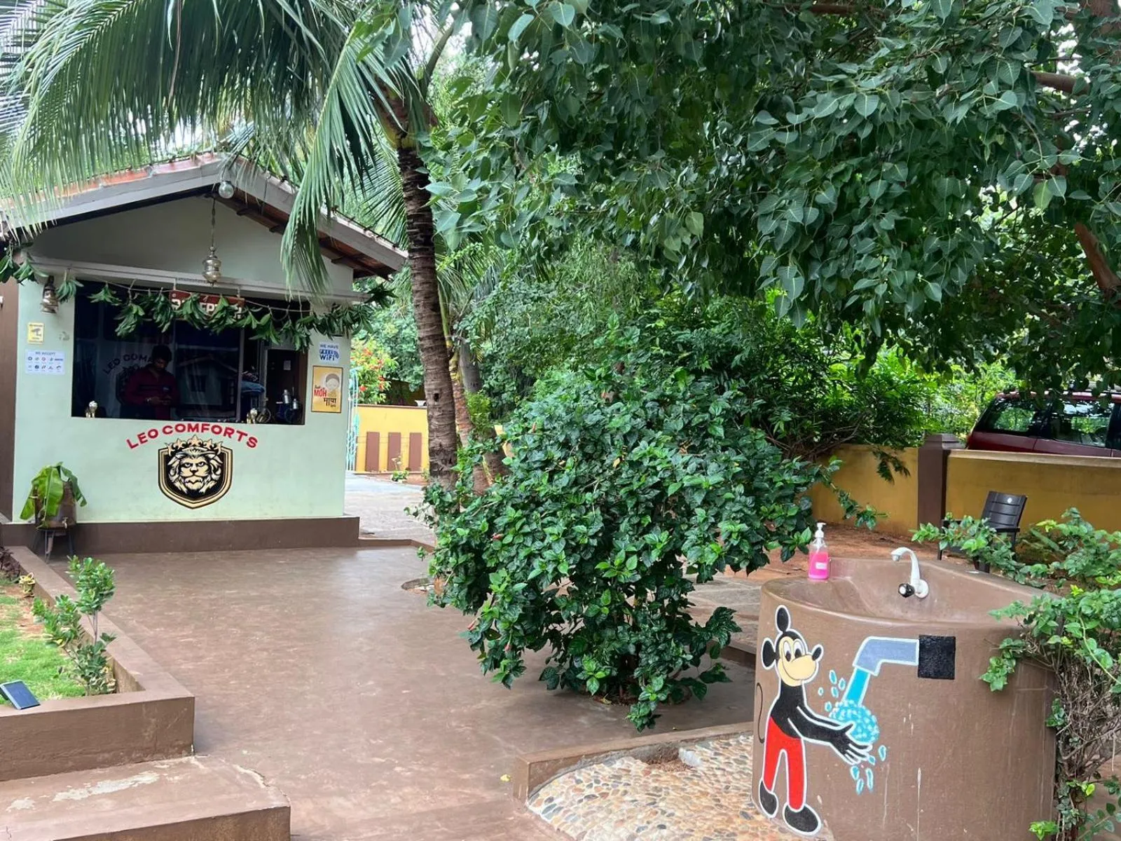 Leo Comforts river view Resort