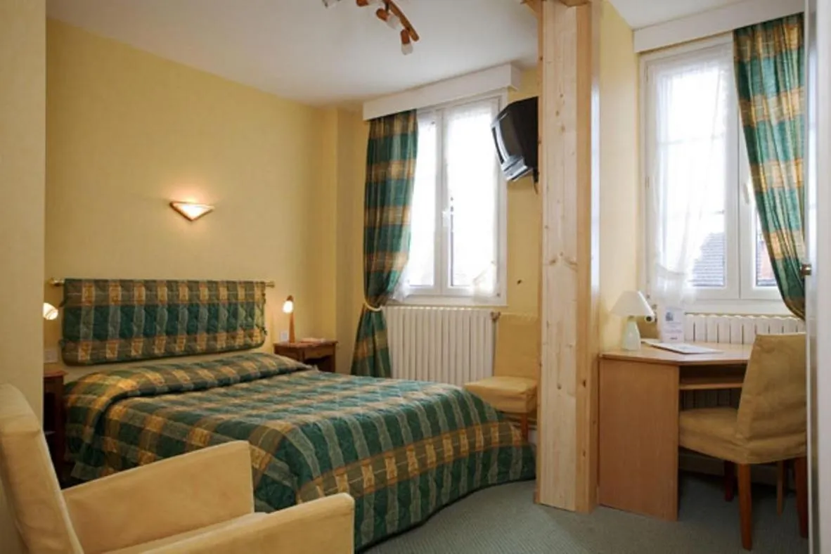 Bed in Logis Hôtel Restaurant Robichon