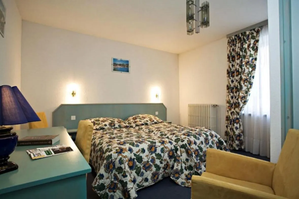 Bed in Logis Hôtel Restaurant Robichon