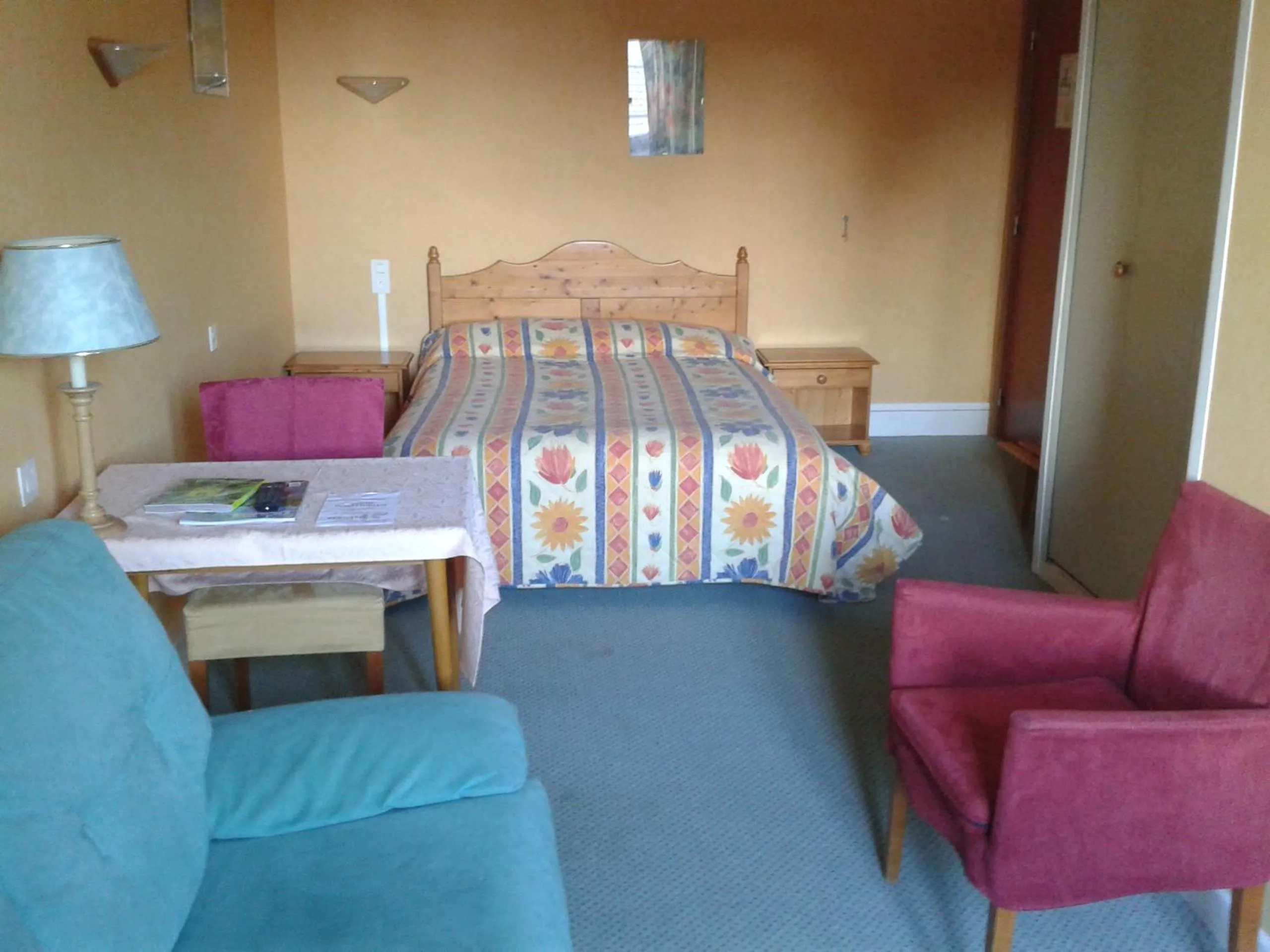 Bed in Logis Hôtel Restaurant Robichon