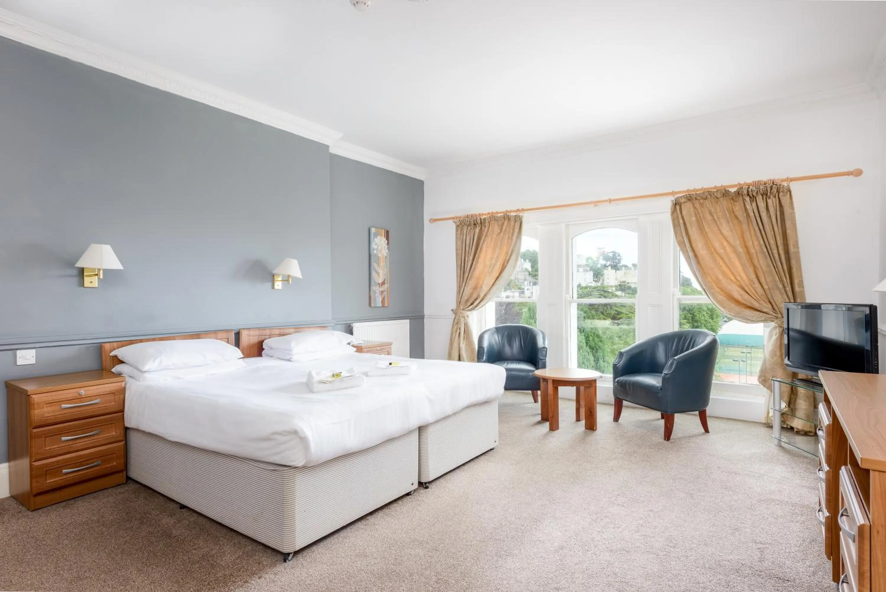 Bed in Abbey Lawn Hotel