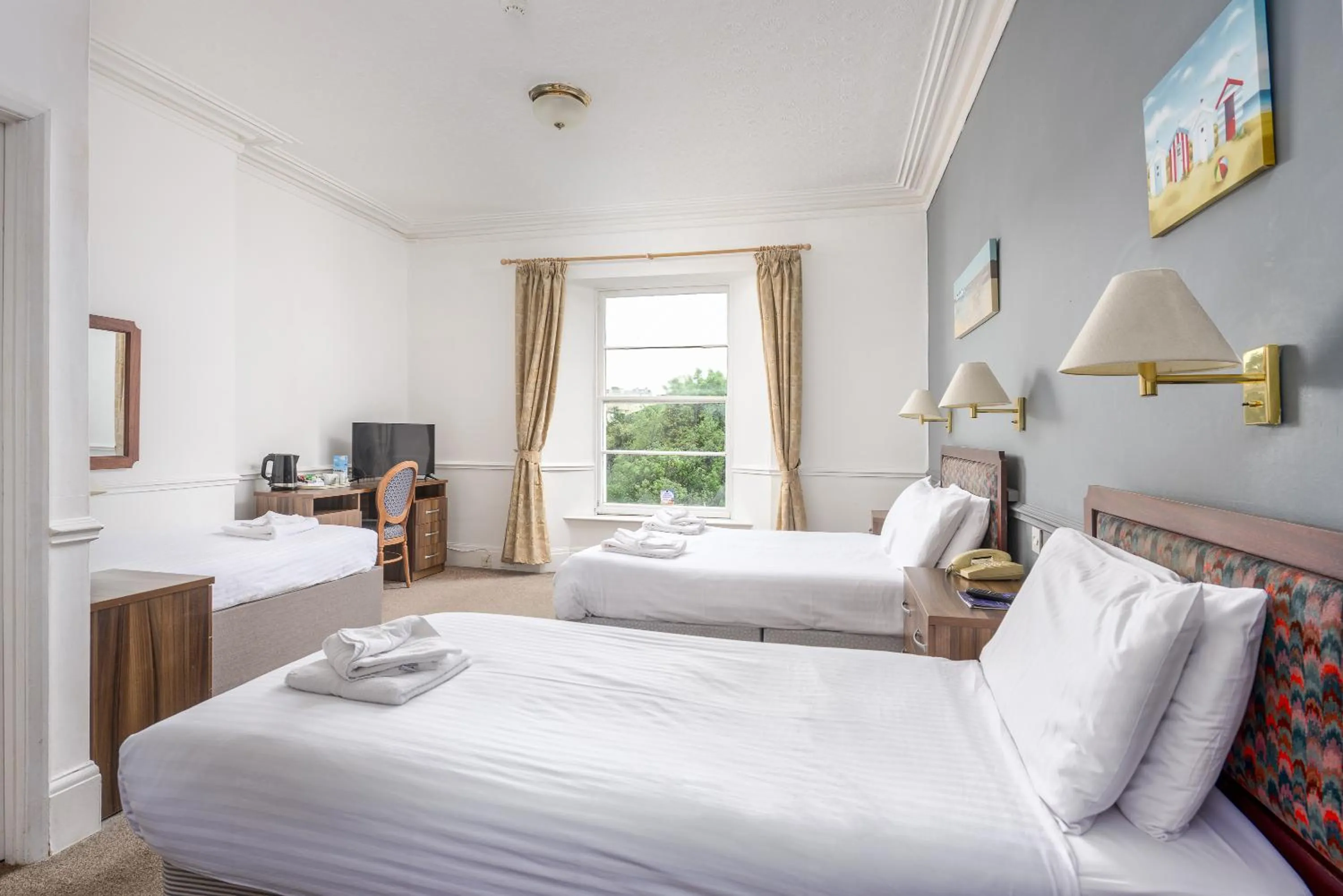 Bedroom, Bed in Abbey Lawn Hotel