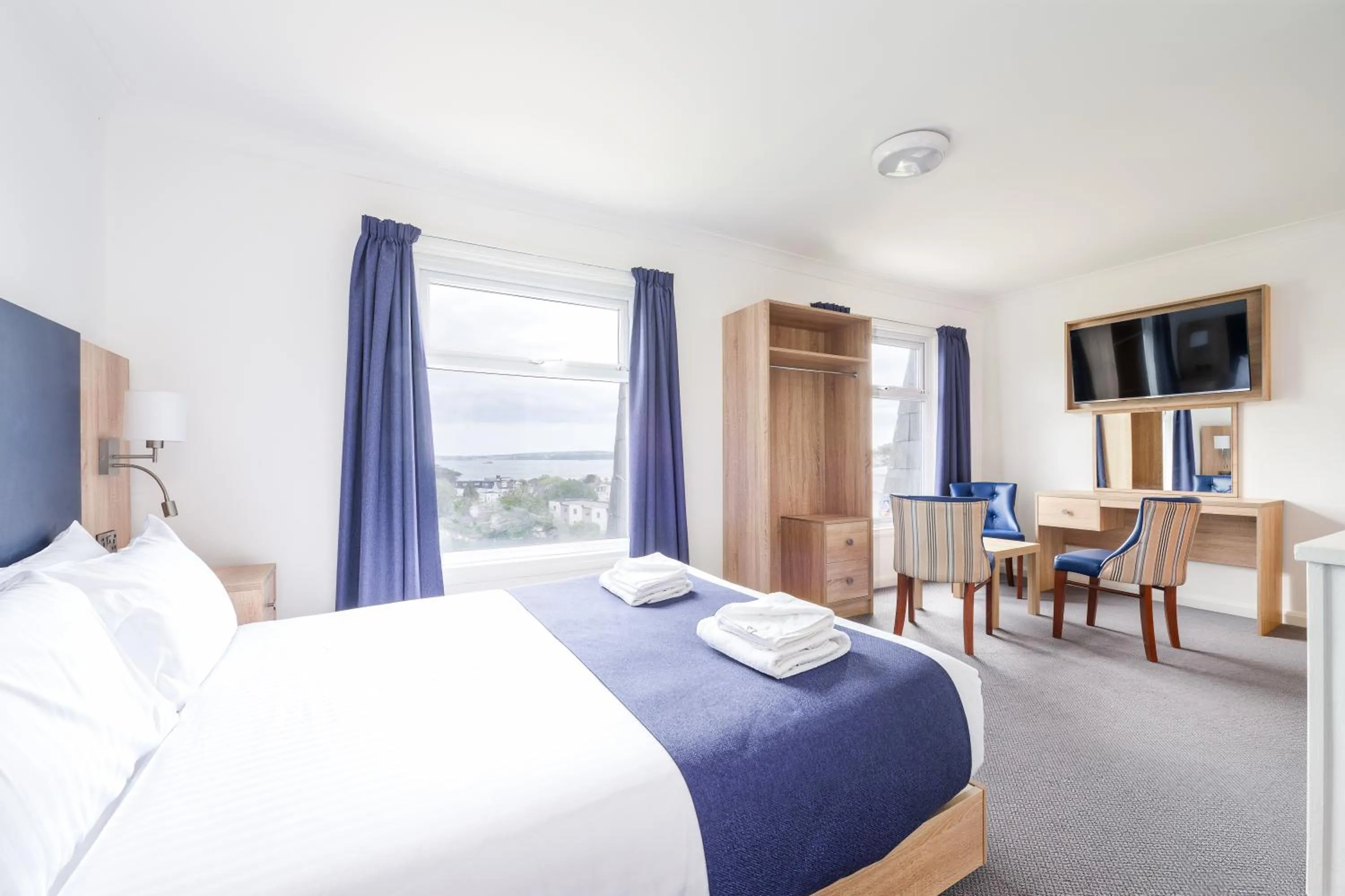 Bedroom, Bed in Abbey Lawn Hotel