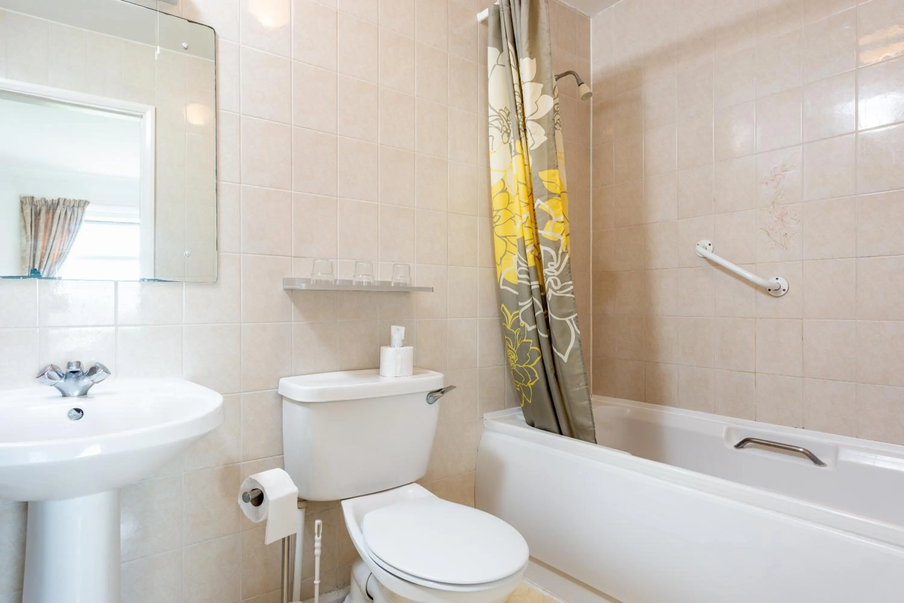 Bathroom in Abbey Lawn Hotel