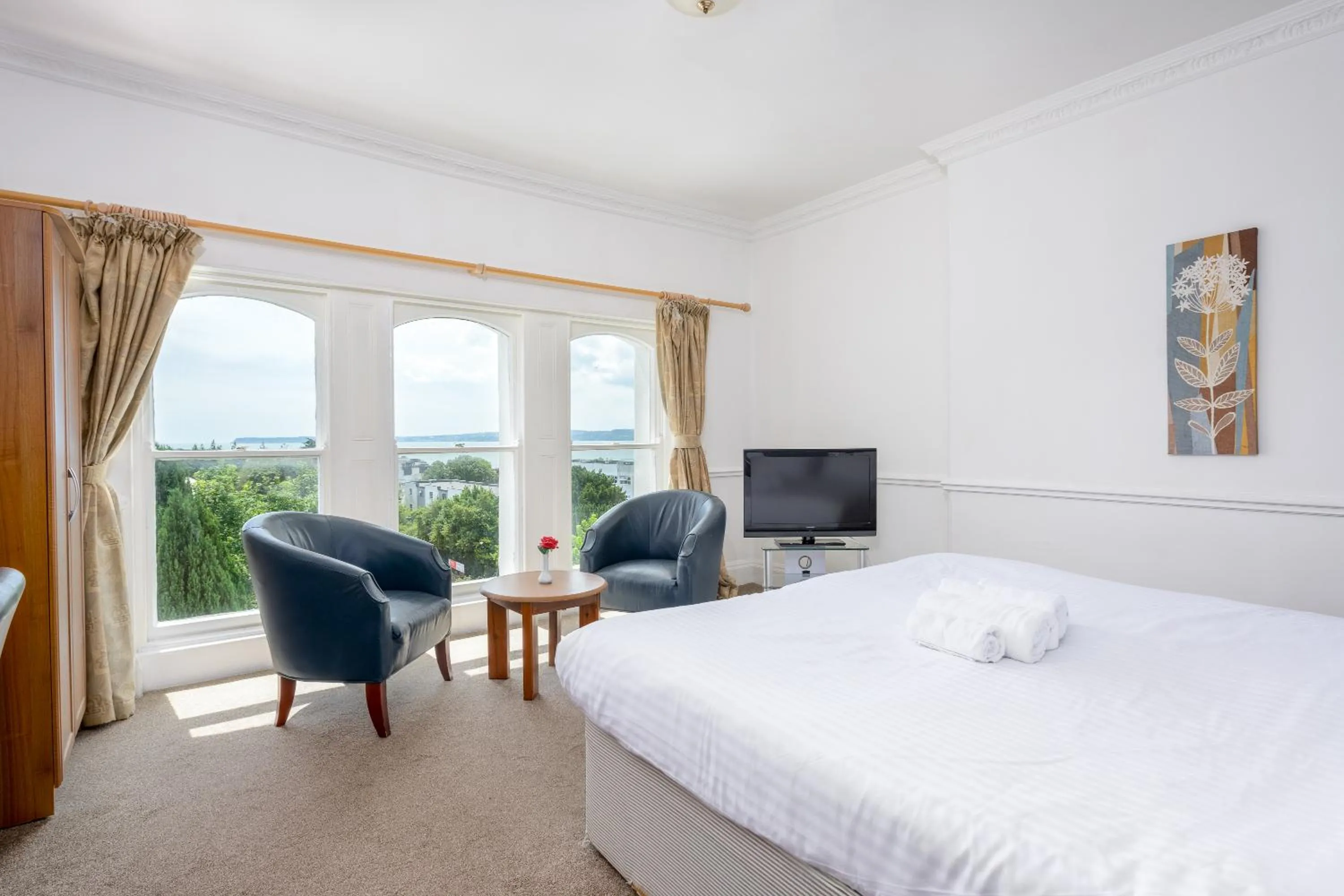 Bed in Abbey Lawn Hotel