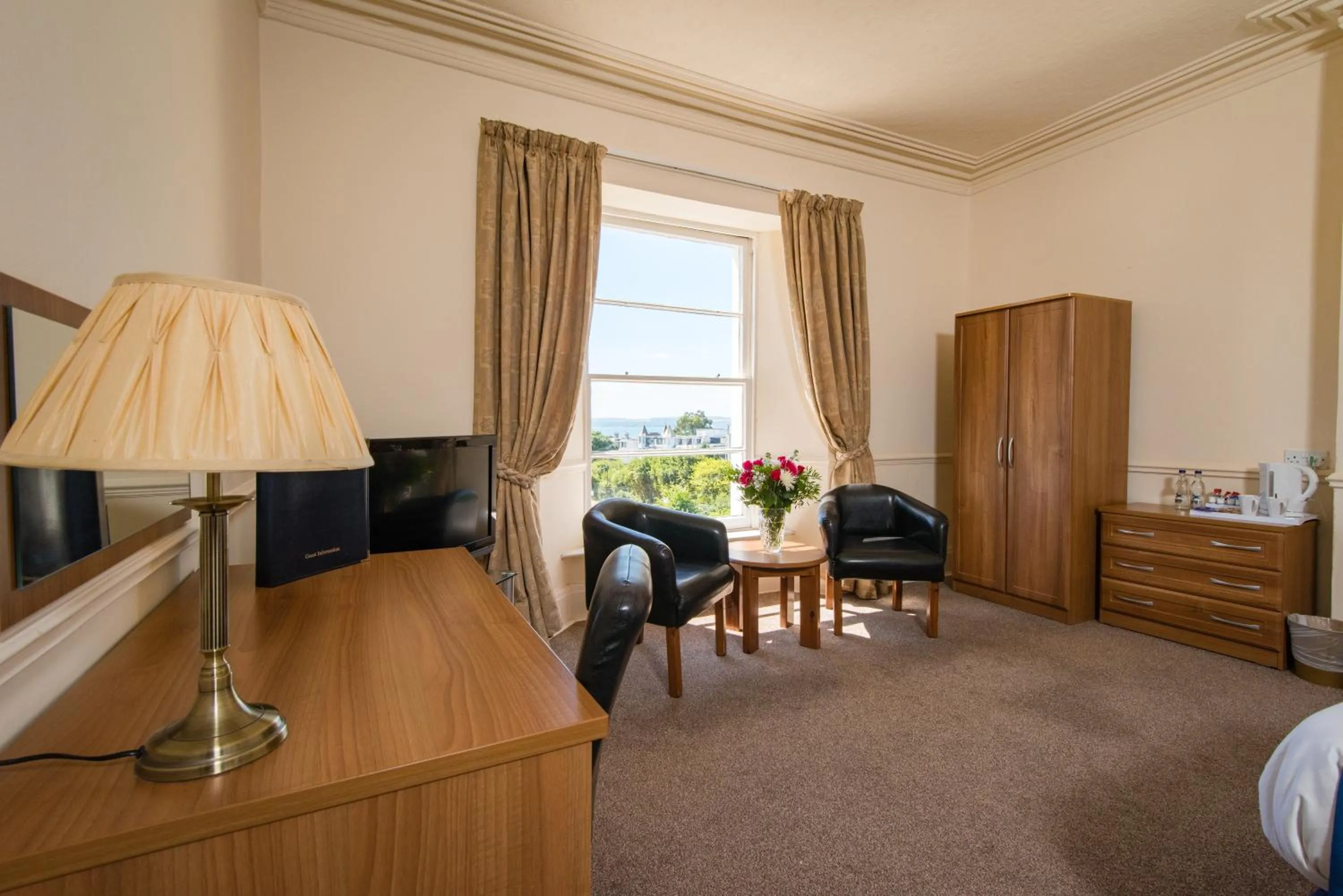 TV and multimedia, Bed in Abbey Lawn Hotel