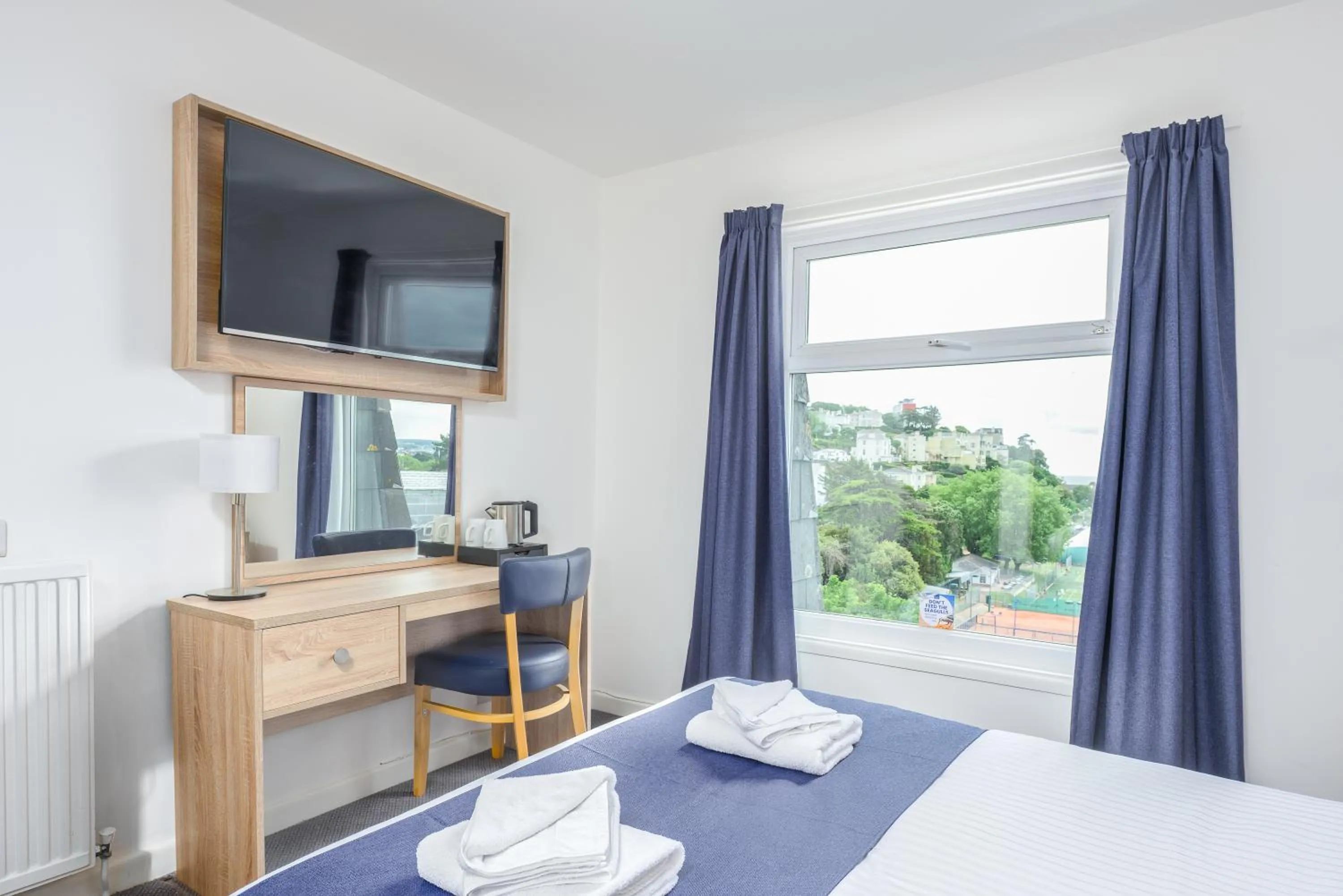 Bedroom, Bed in Abbey Lawn Hotel
