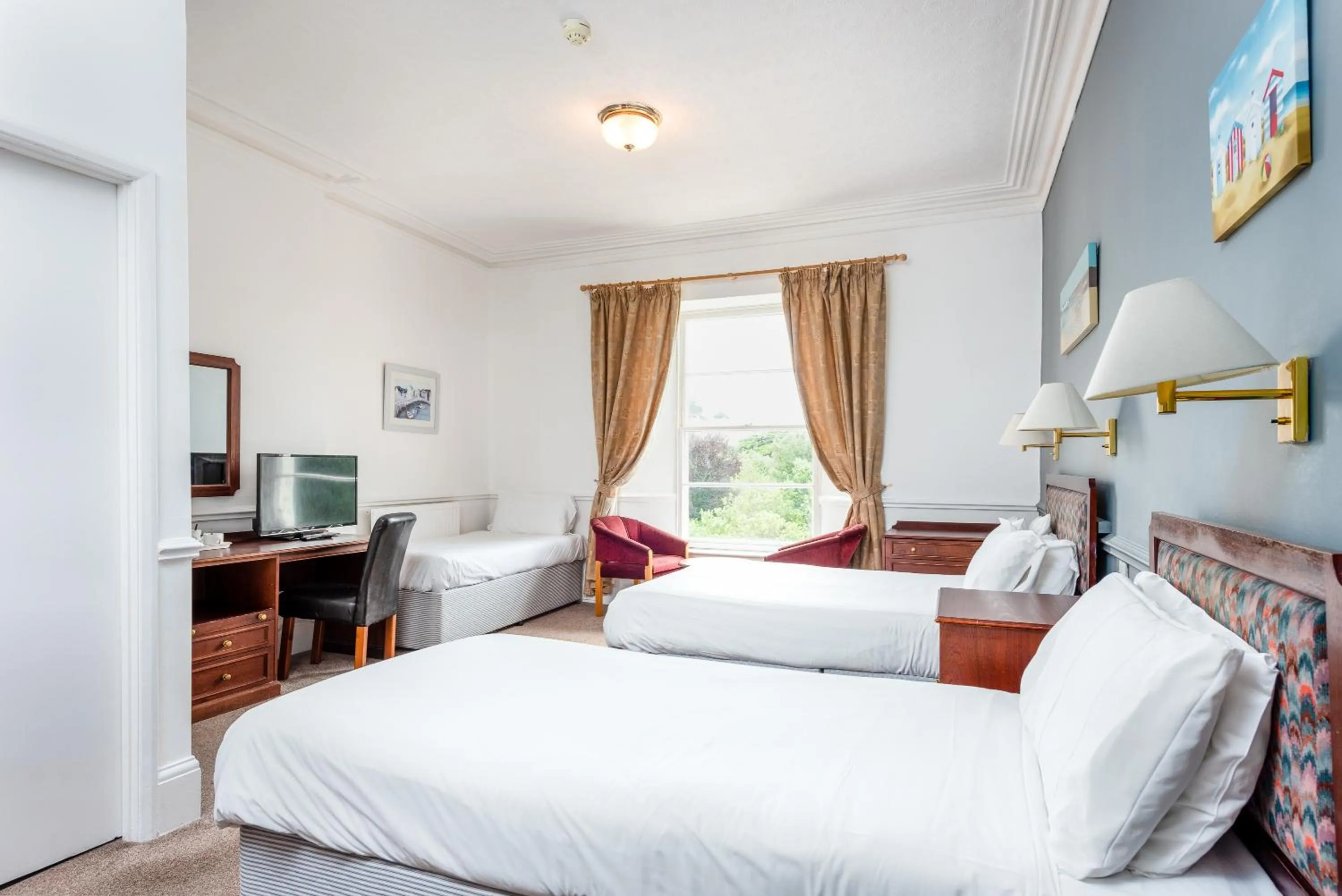 Bed in Abbey Lawn Hotel