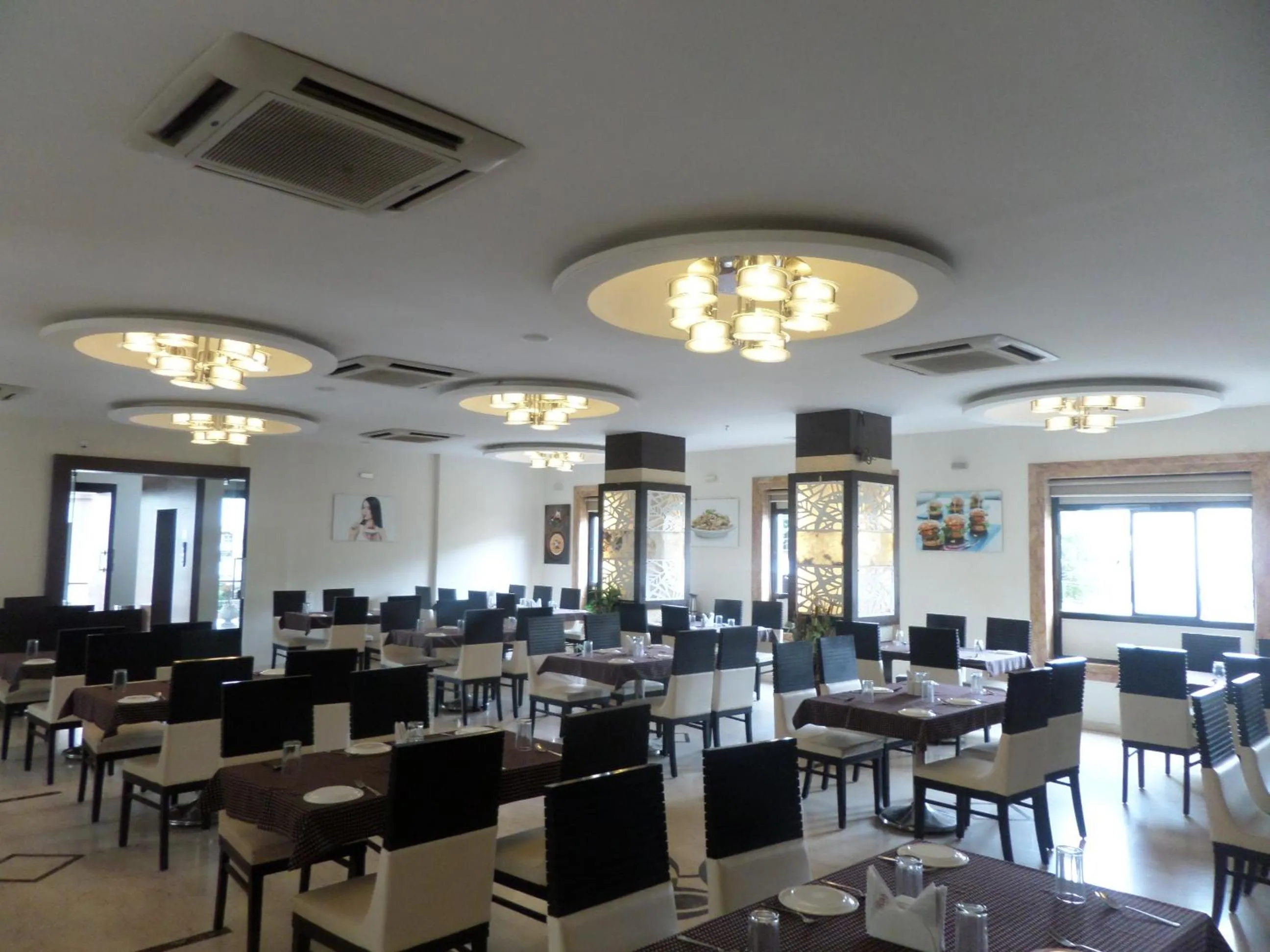 Restaurant/places to eat in Hotel Raj Palace