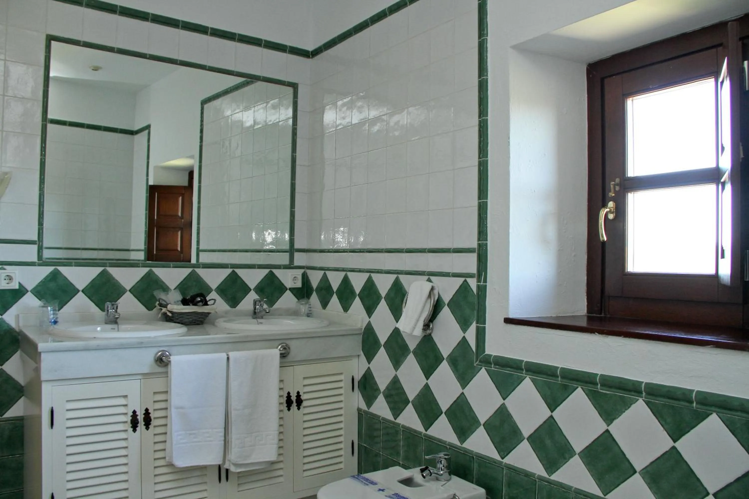 Bathroom in Hotel Tugasa Castillo de Castellar