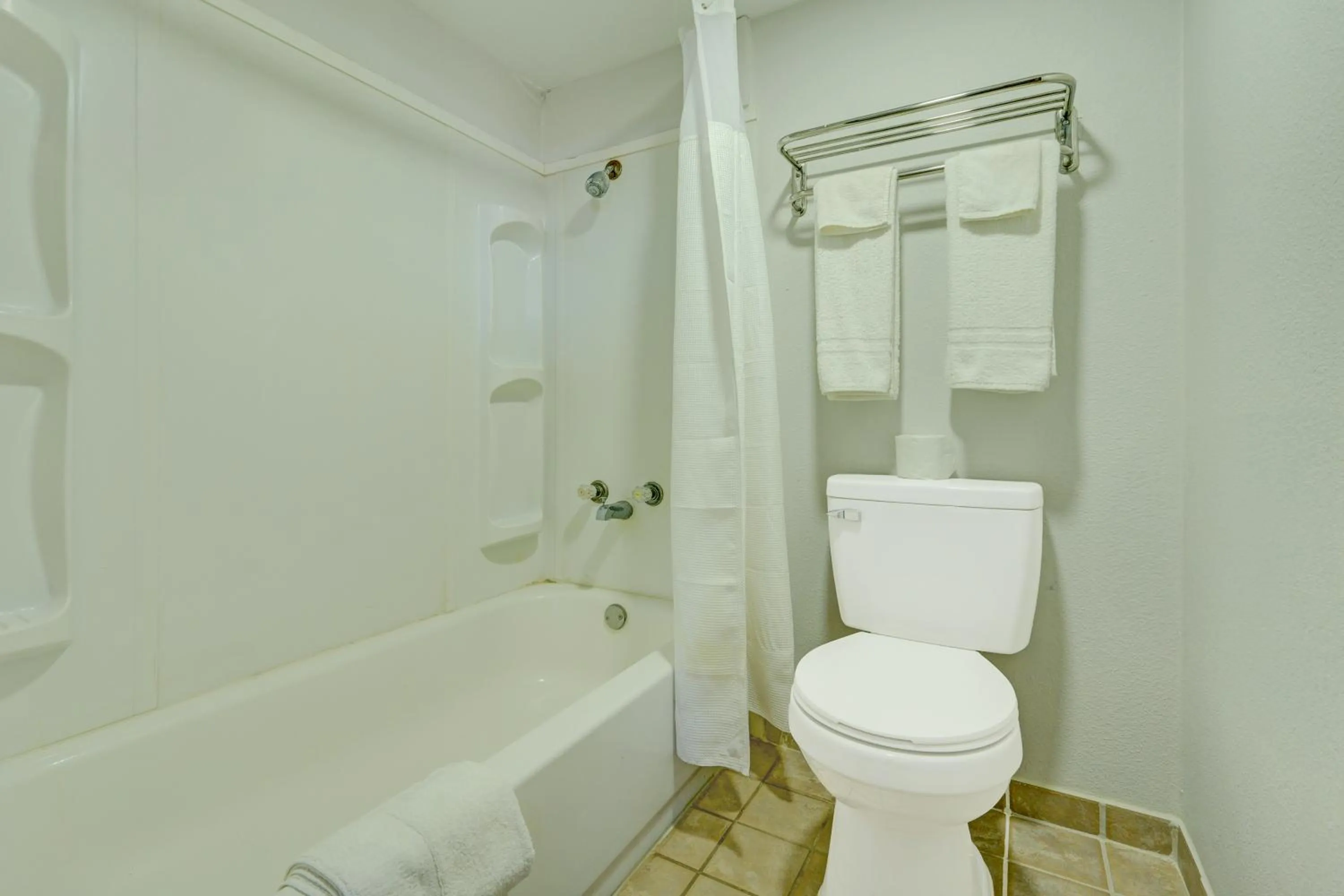 Bathroom in Capital O Travelers Inn Lawton Fort Sill