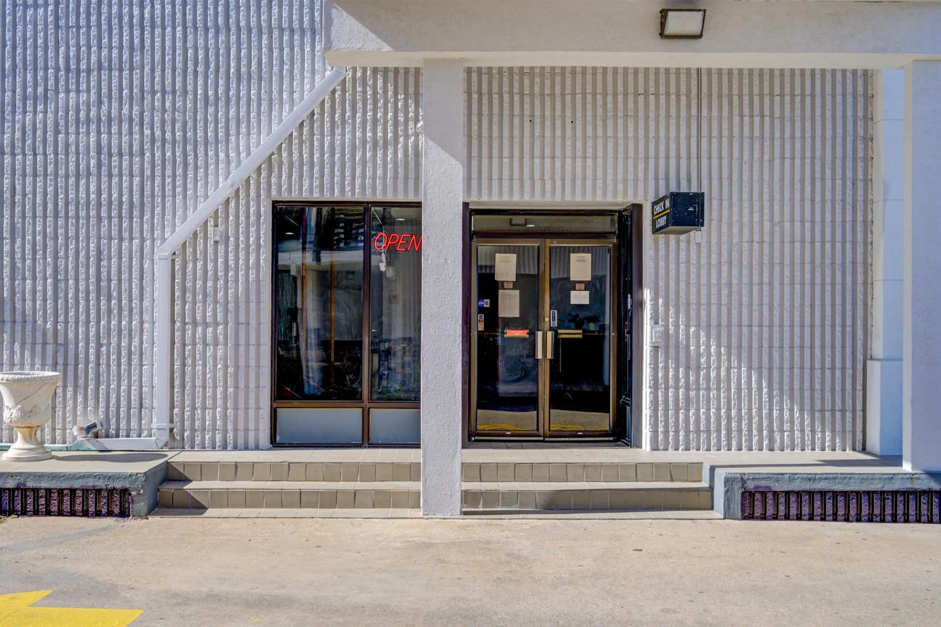 Facade/entrance in Capital O Travelers Inn Lawton Fort Sill