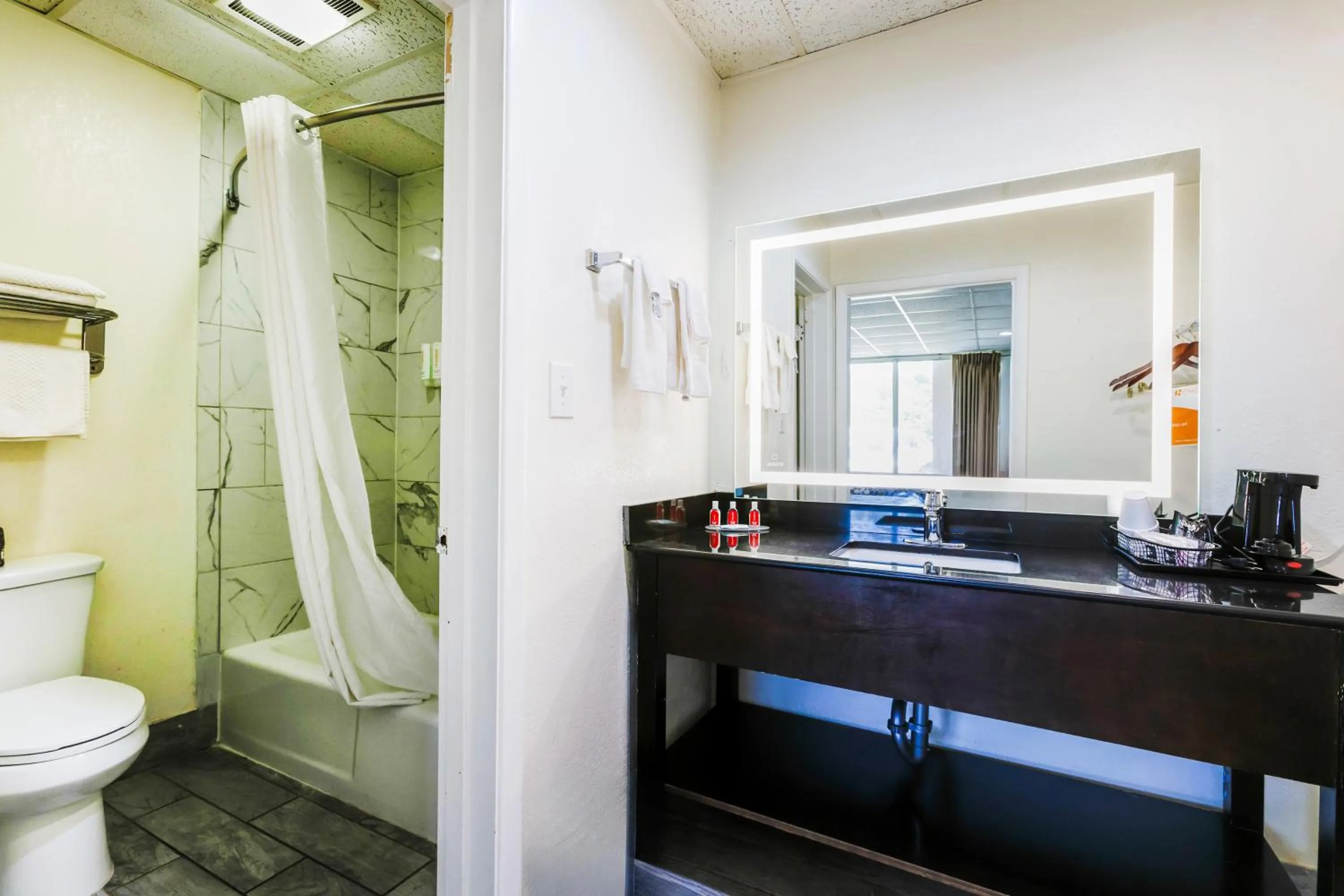 Bathroom in Edyn Hotel By Townhouse Wytheville US 52